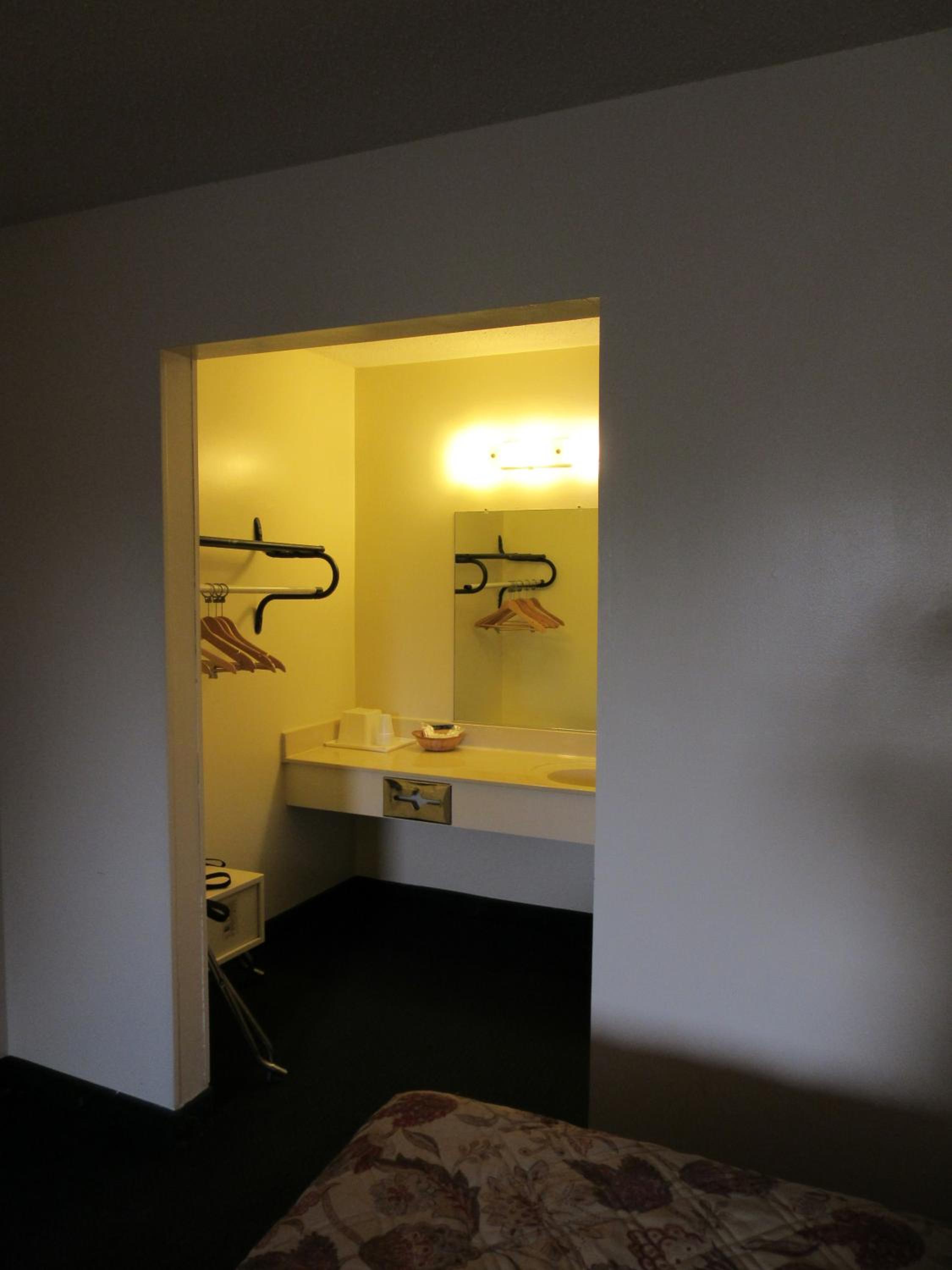 King Room - Non-Smoking photo 2
