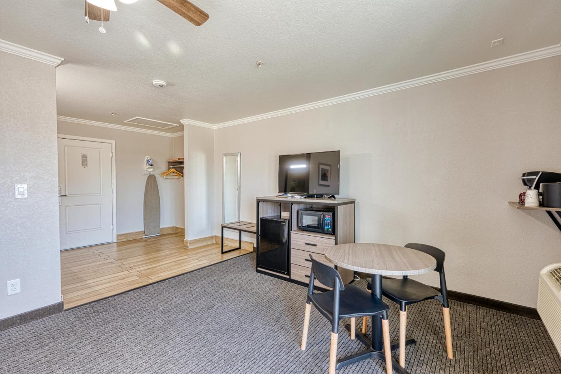 Deluxe King Room - Non-Smoking Ocean View - Photo 2