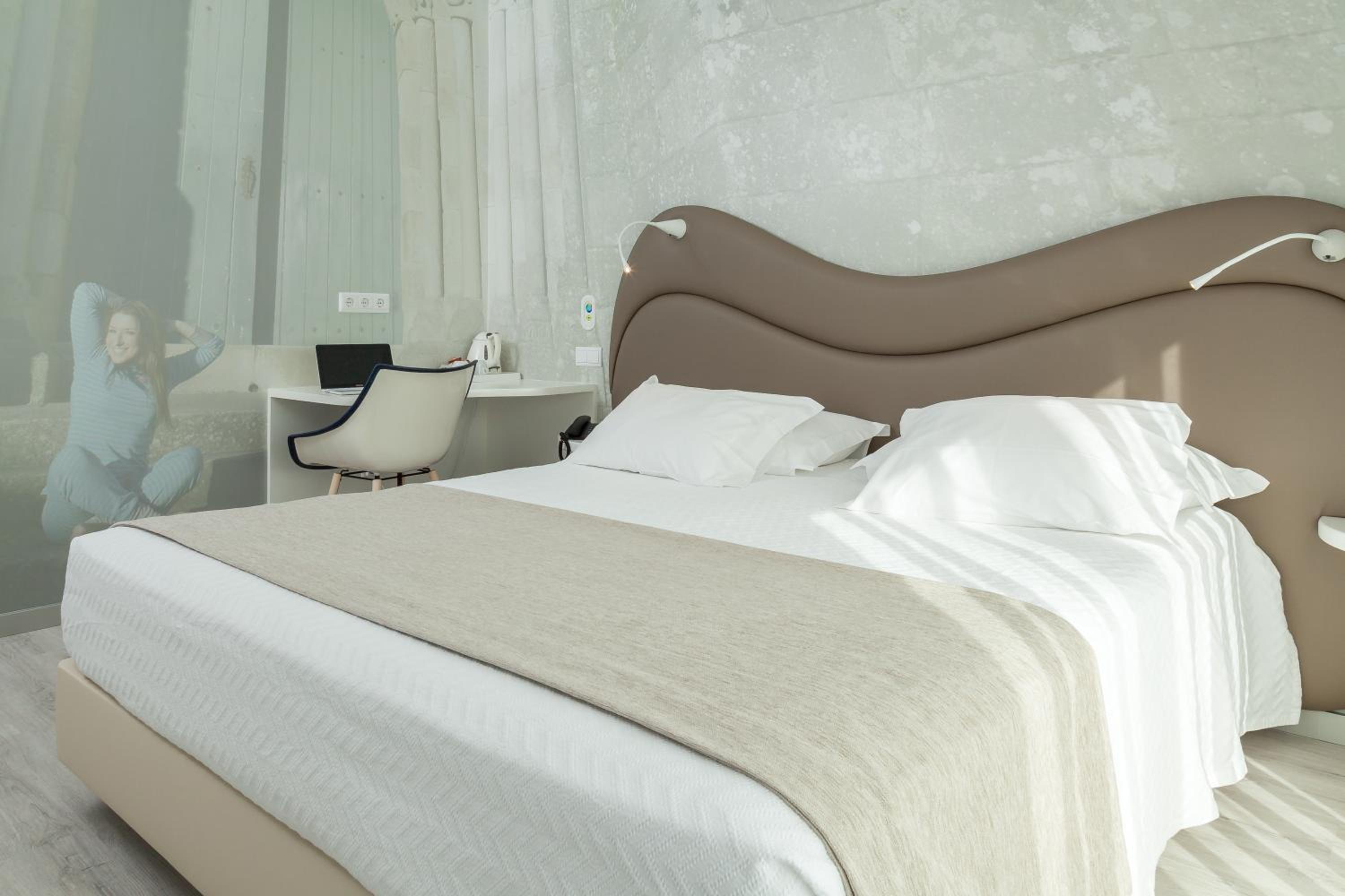 Deluxe Double Room - Photo 25