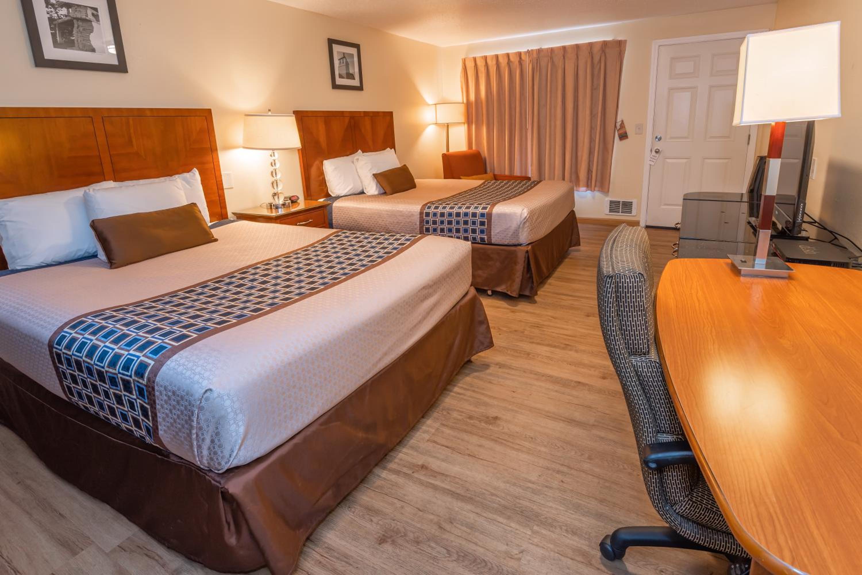 Standard Queen Room with Two Queen Beds photo 2