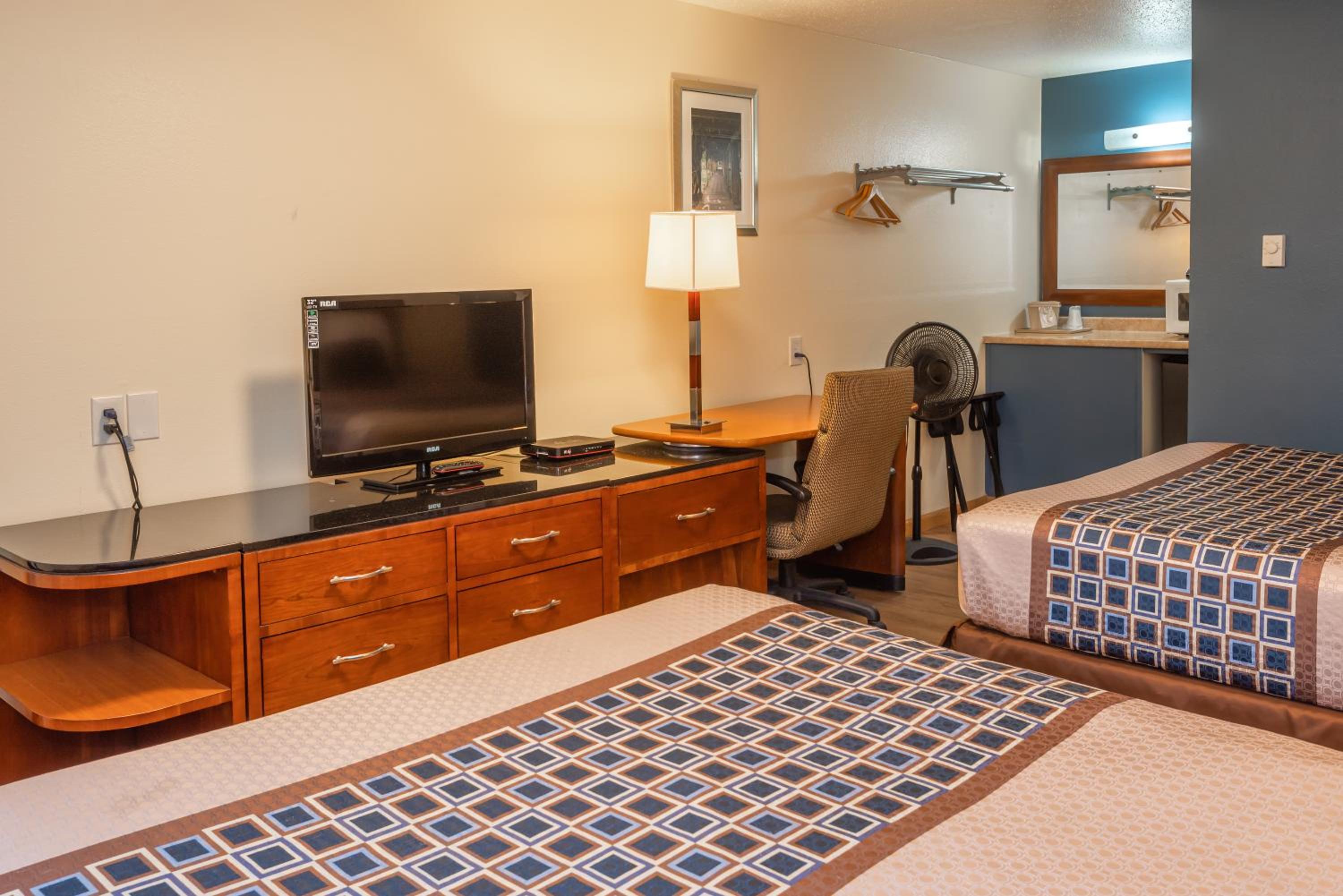 Standard Queen Room with Two Queen Beds photo 3