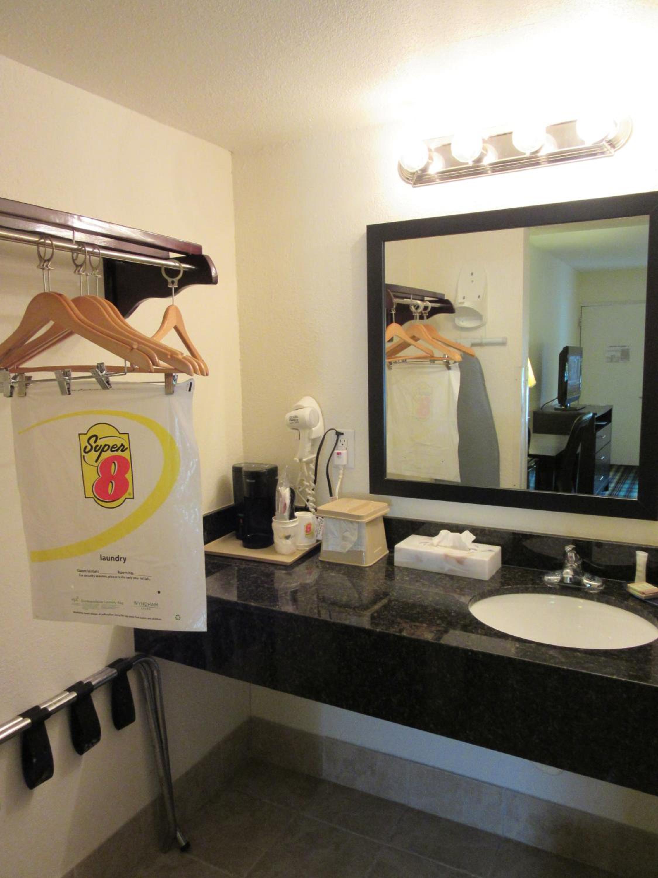 Double Room with Two Double Beds - Smoking - Photo 16