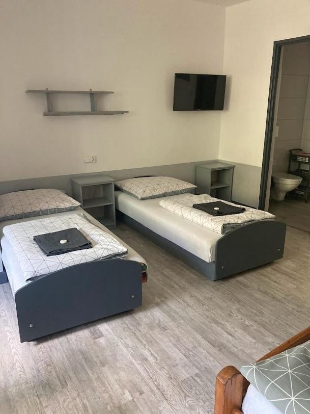 Quadruple Room with Bathroom - Photo 4