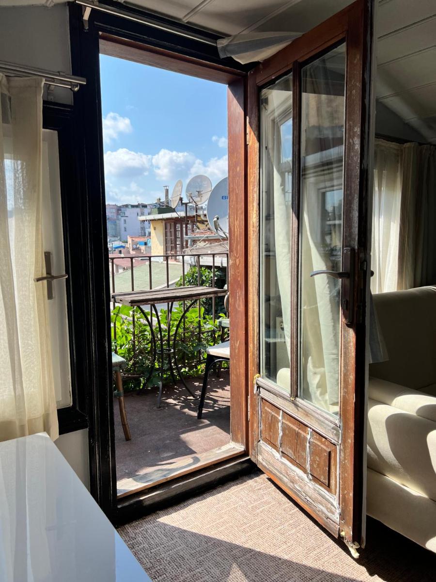 King Suite with Balcony photo 1