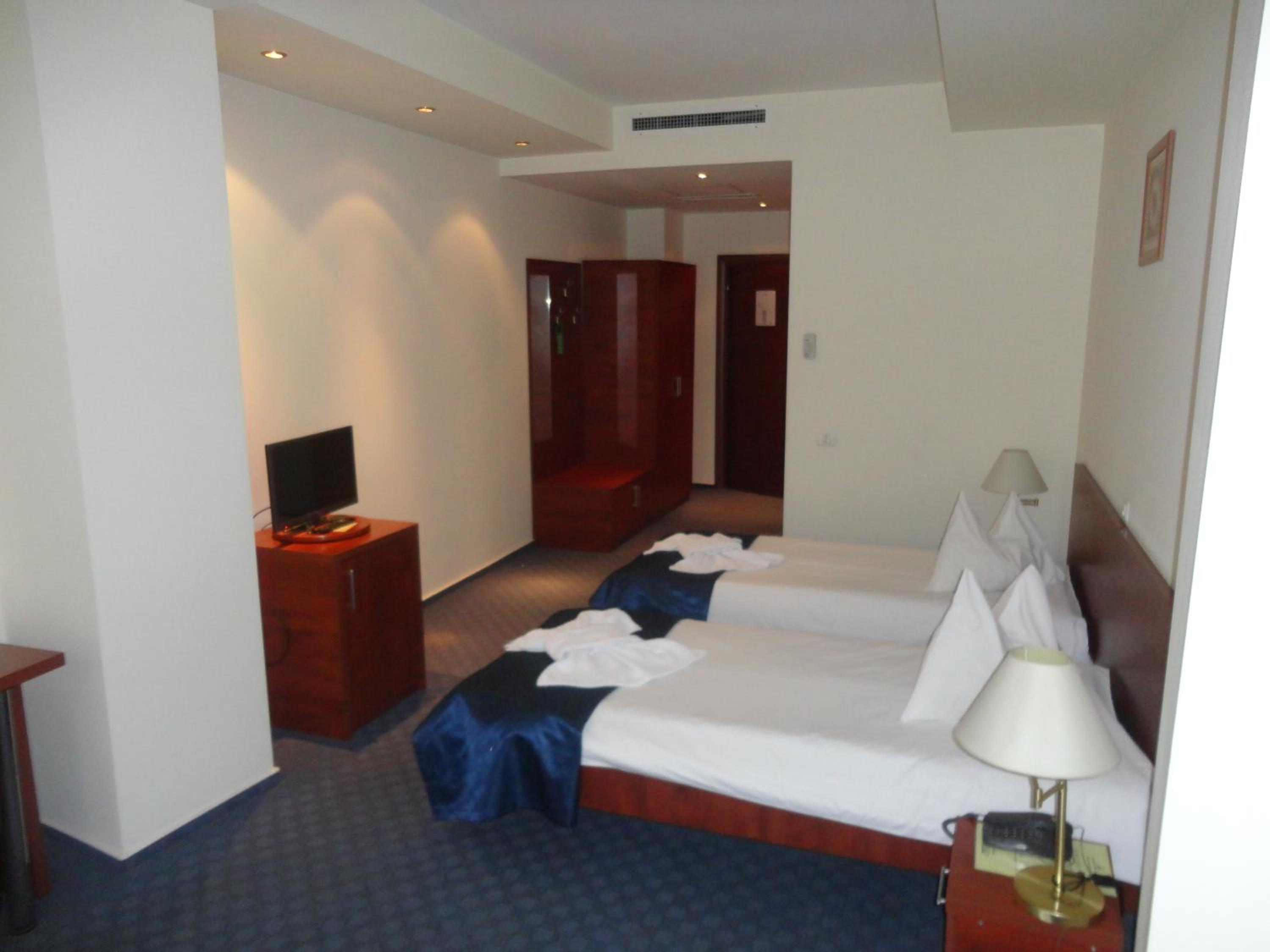 Standard Twin Room - Photo 3