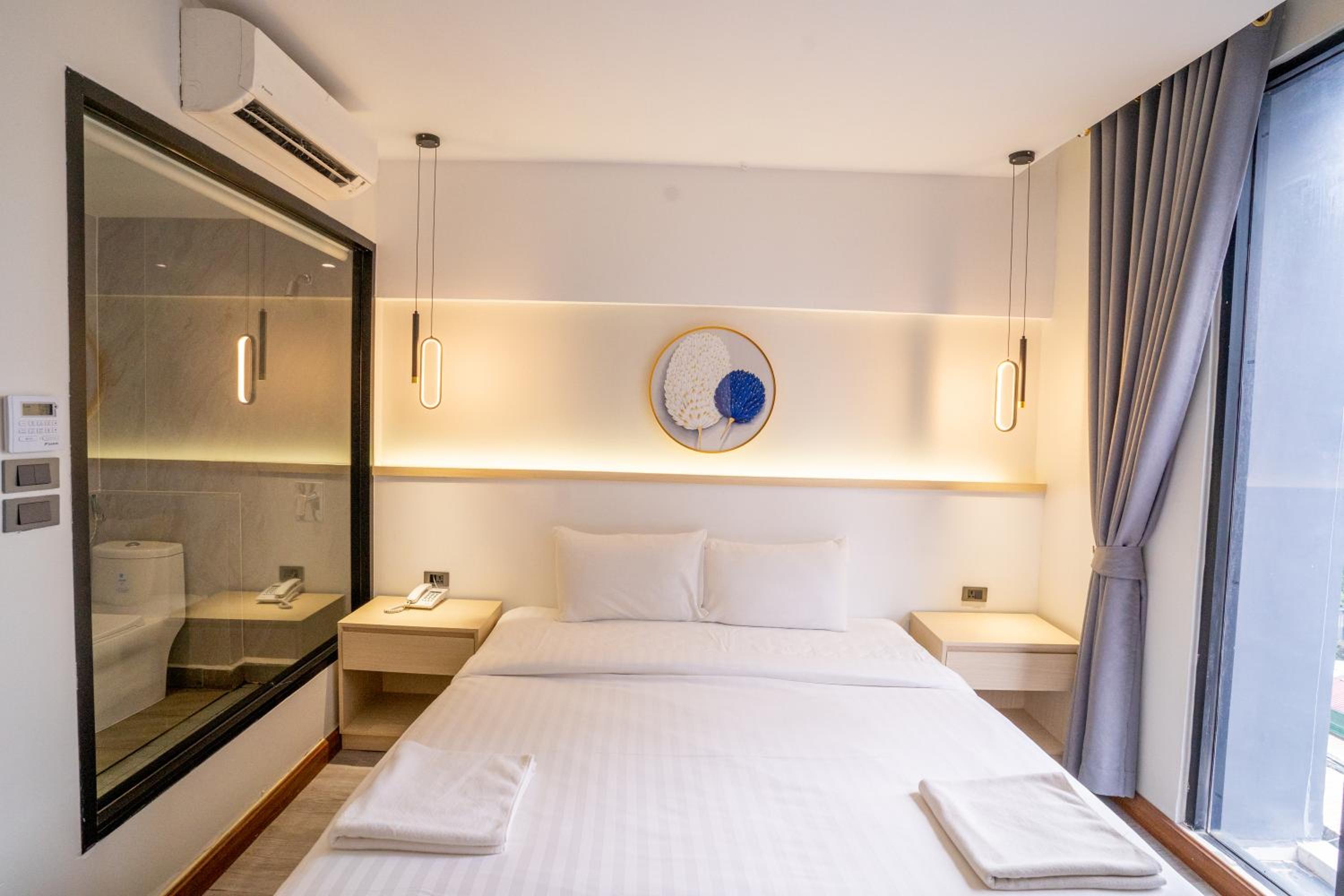 Deluxe King Room - Photo 12