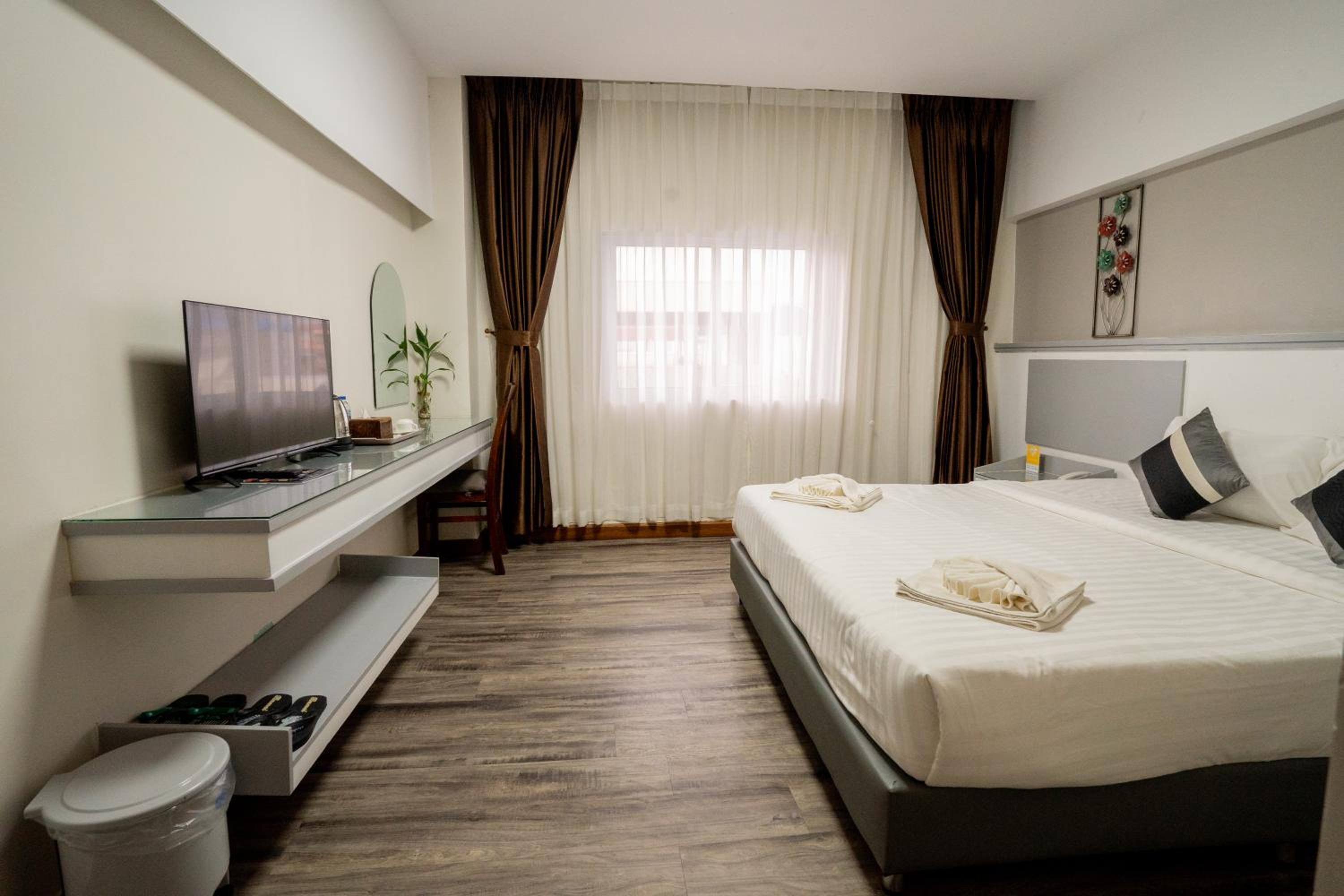 Deluxe King Room - Photo 20