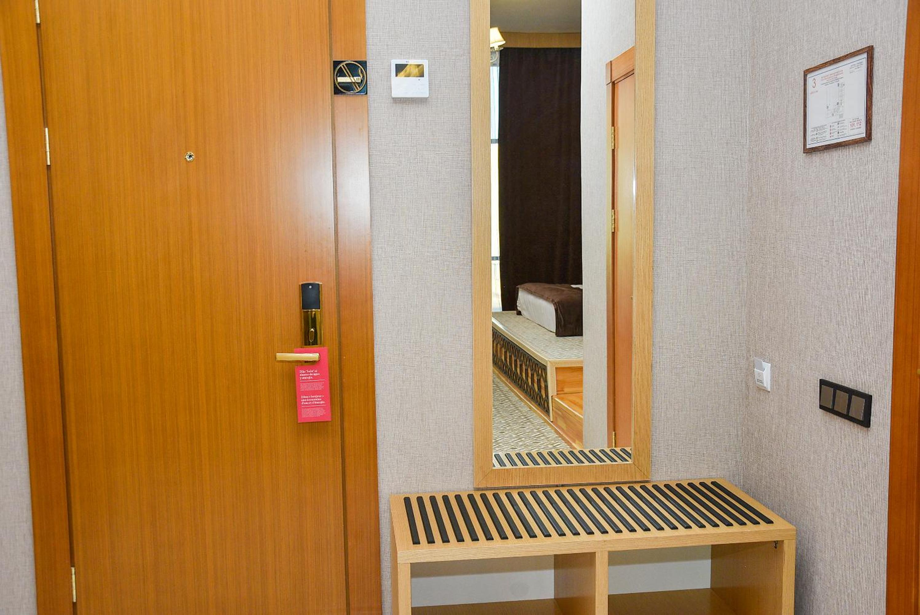 1 King Bed, National Suite, Non-Smoking - Photo 11