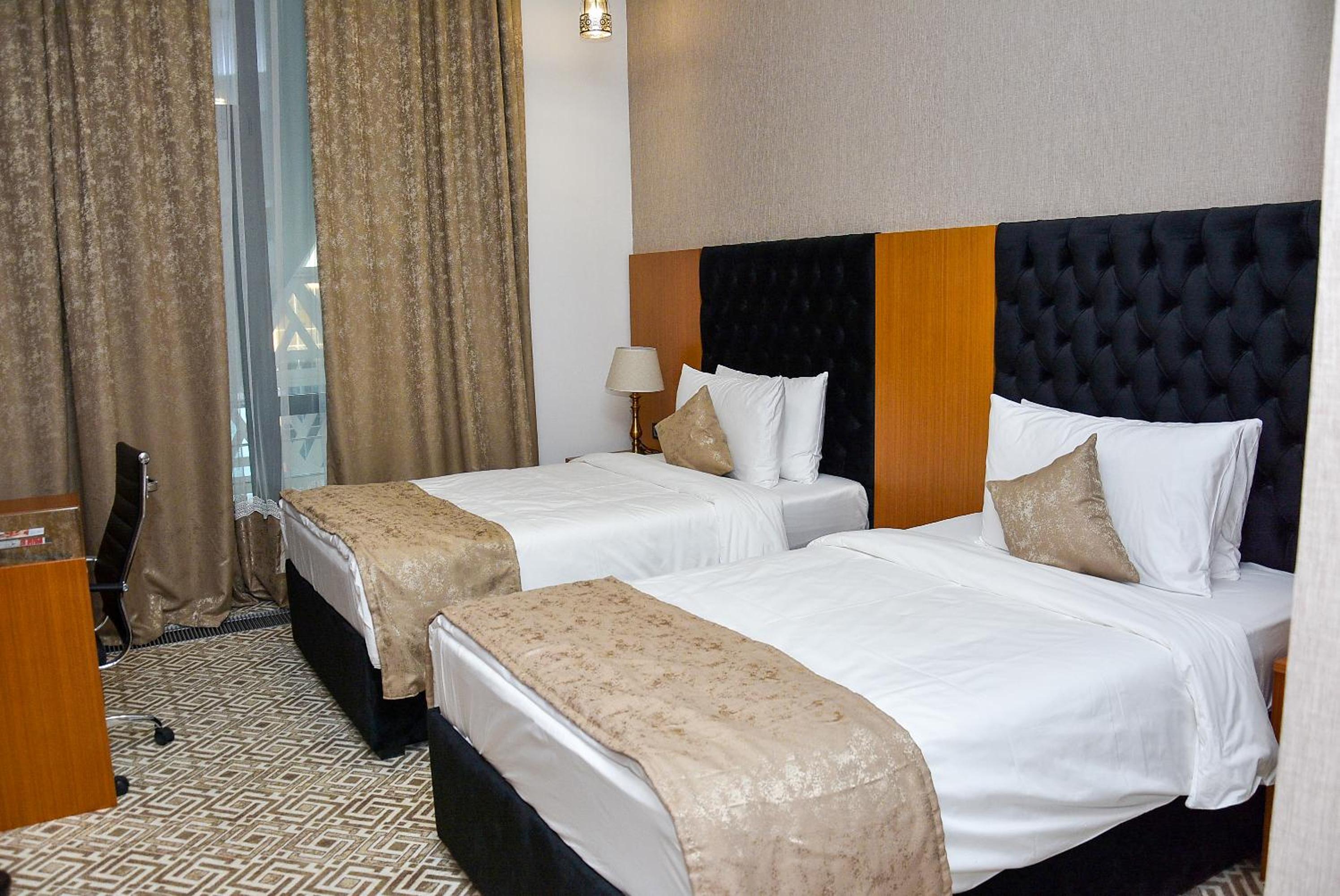 2 Single Beds, Mobility Accessible Room, Roll-In Shower, Non-Smoking - Photo 1