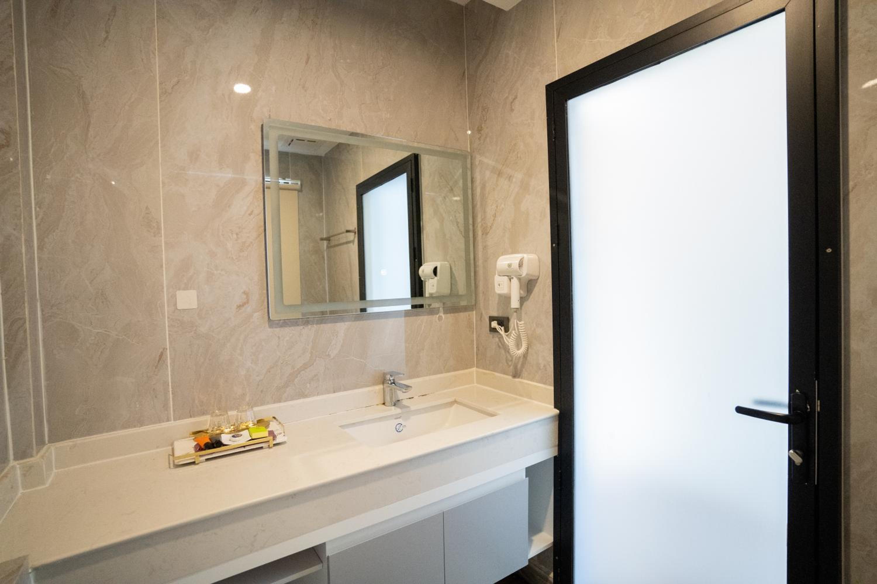 Deluxe King Room - Photo 10