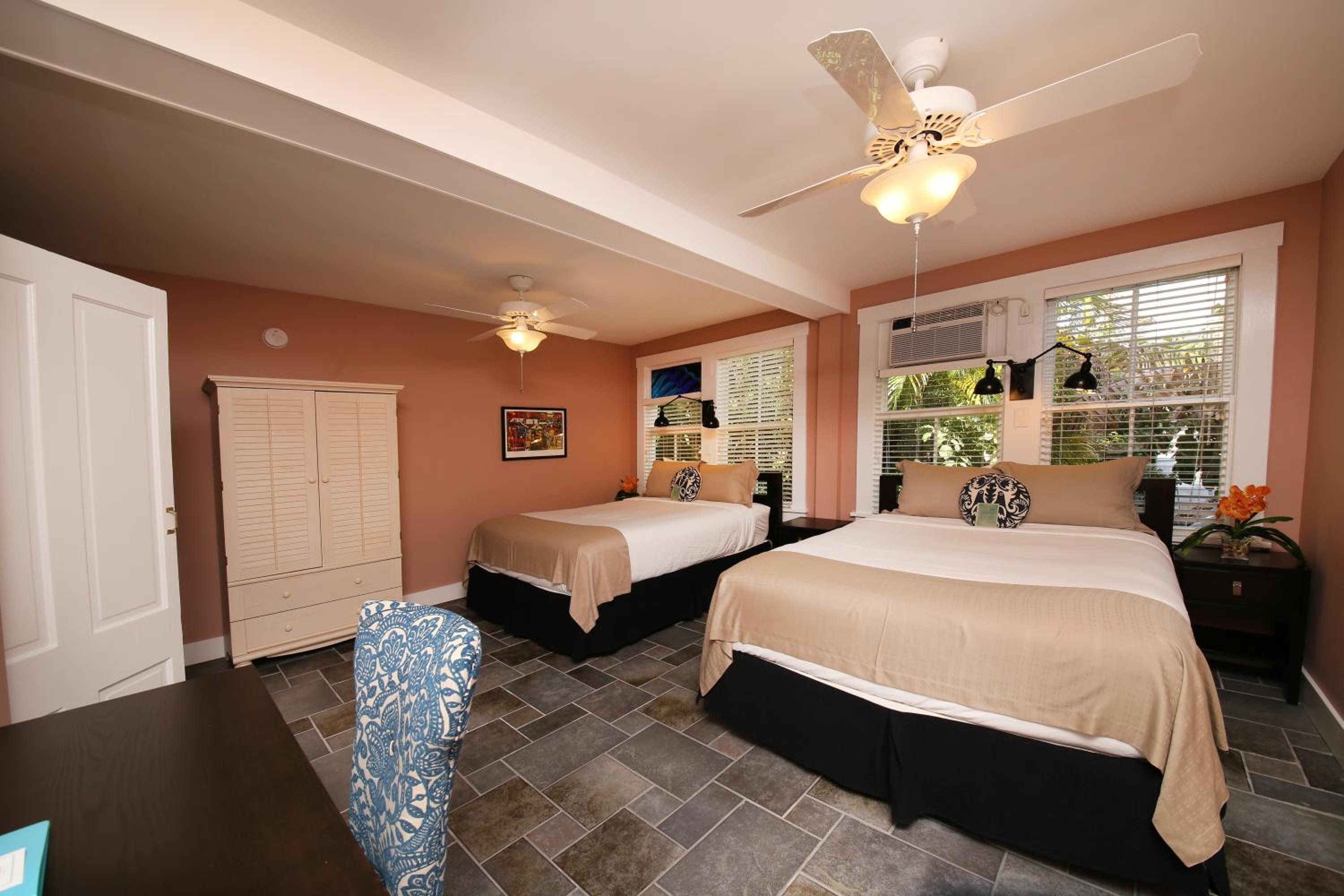 2 Queen Island Room - Photo 2