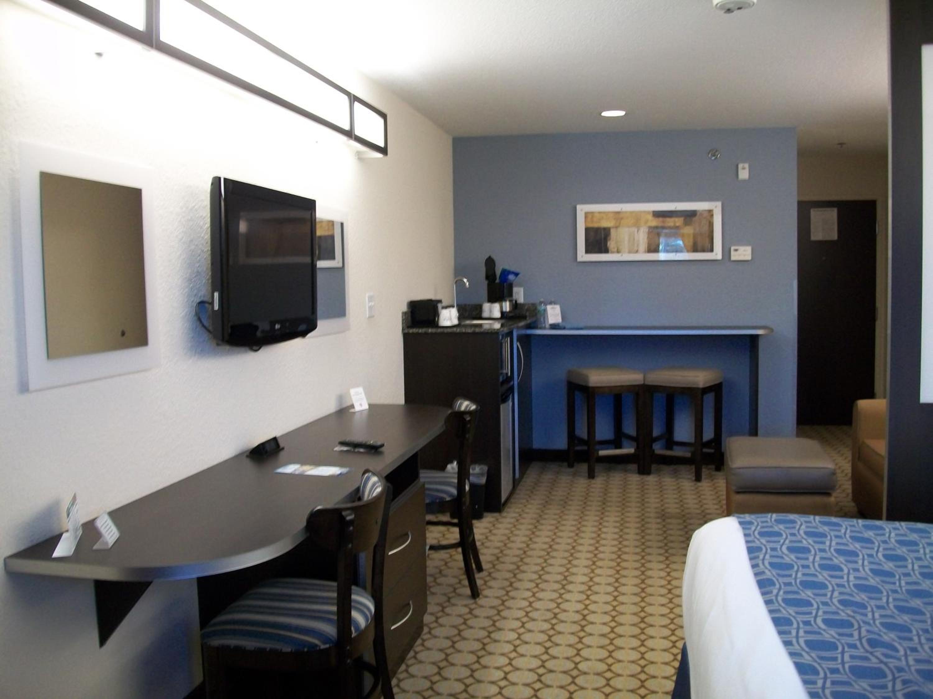 Queen Studio Suite - Non-Smoking - Photo 3