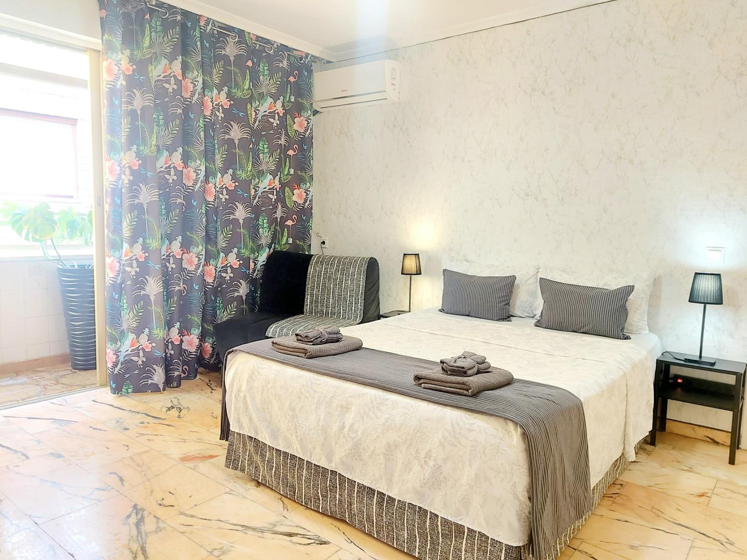 Habitación Triple con Baño Privado y Balcón