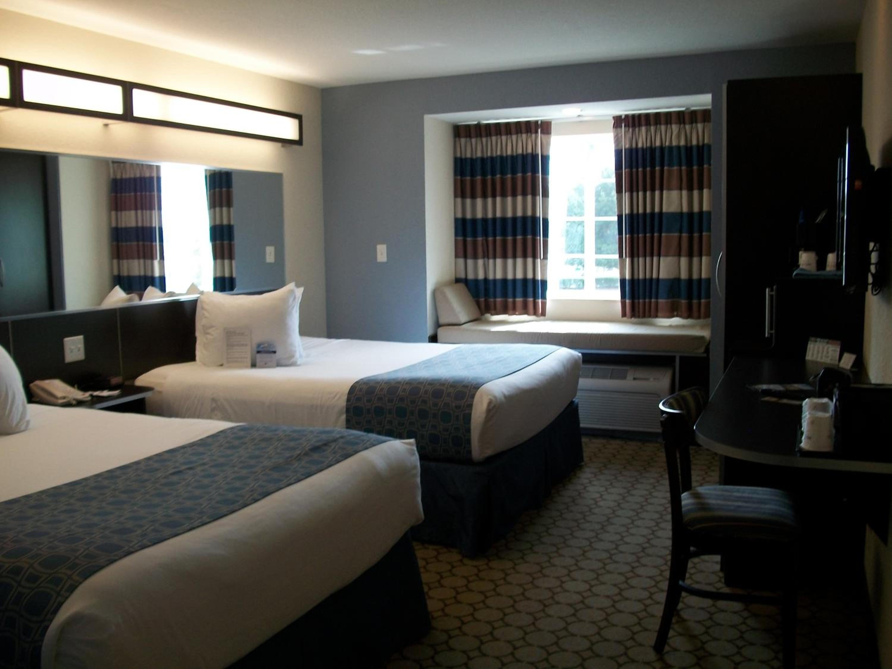 Queen Room with Two Queen Beds - Non-Smoking - Photo 5