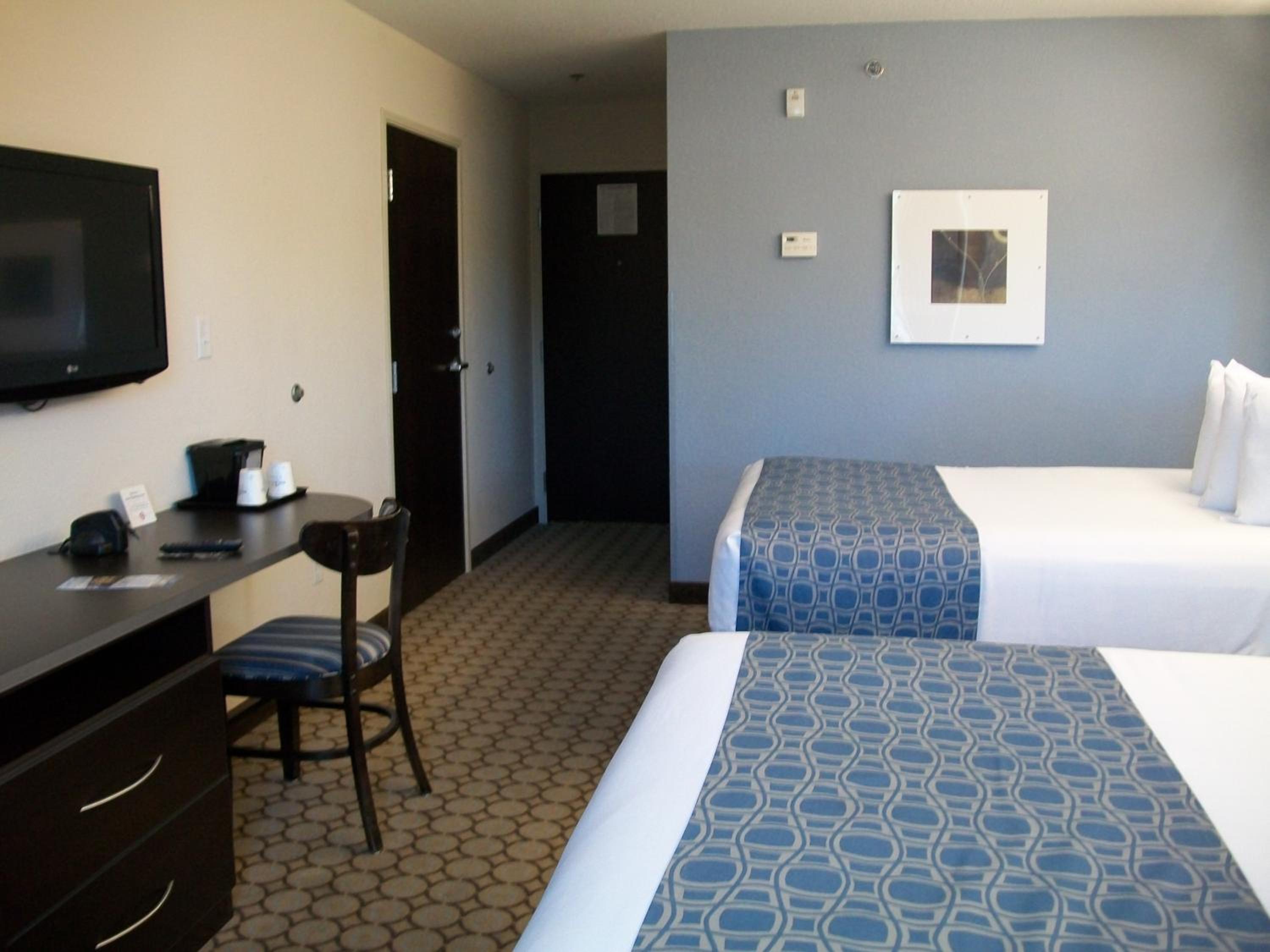 Queen Room with Two Queen Beds - Non-Smoking - Photo 1