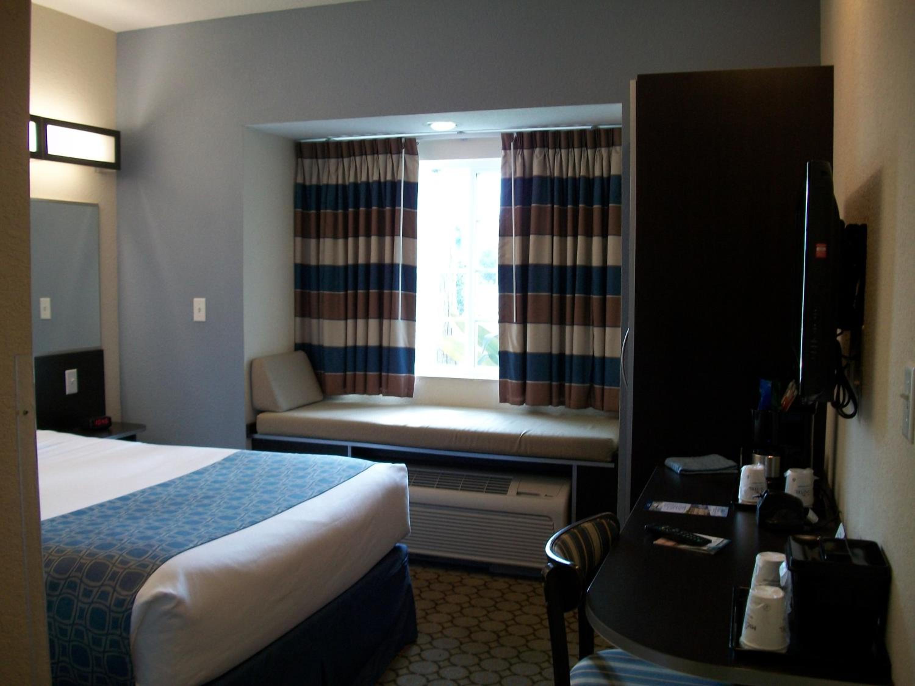 Queen Room - Non-Smoking - Photo 2