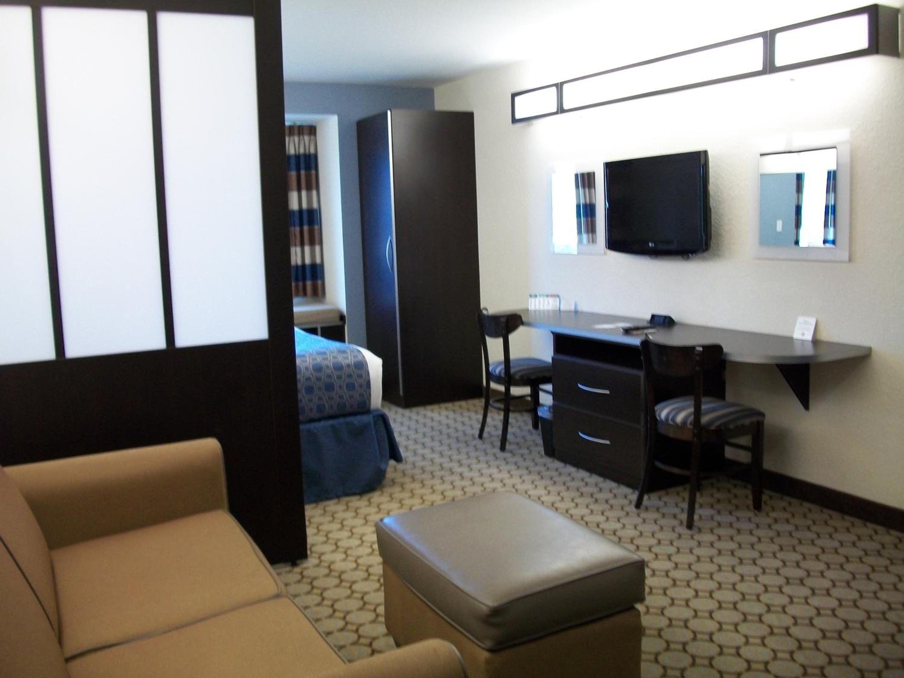 Queen Studio Suite - Non-Smoking - Photo 1