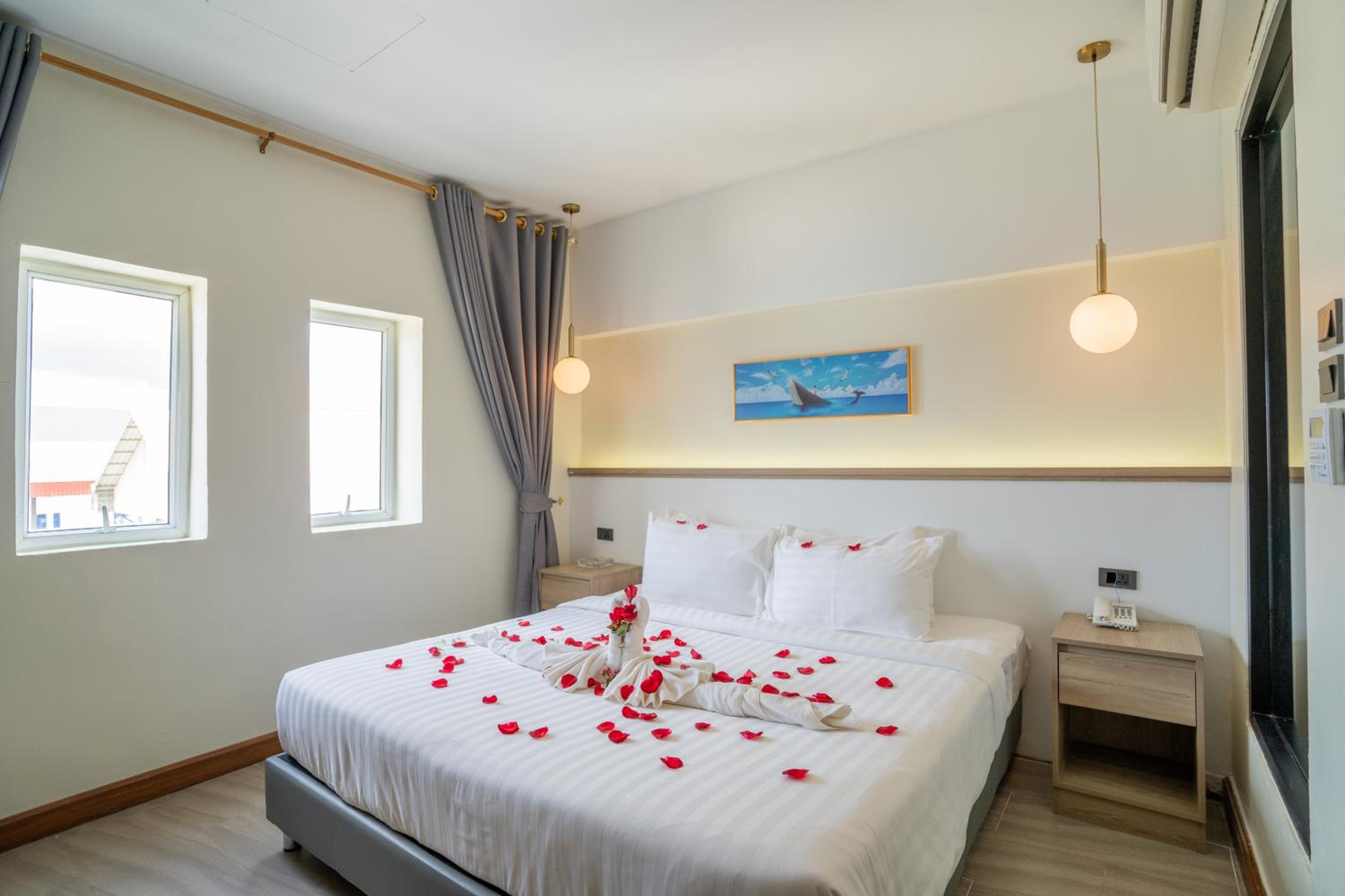 Deluxe King Room - Photo 8