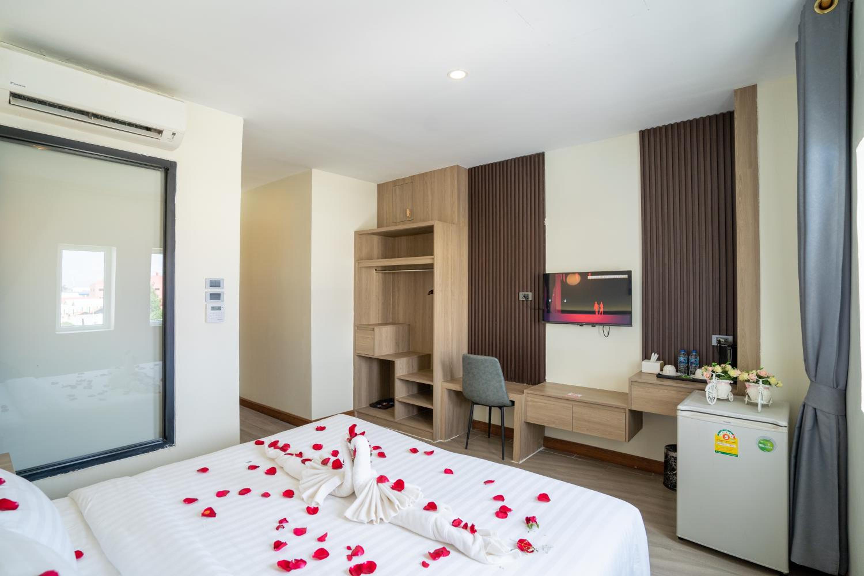 Deluxe King Room - Photo 11