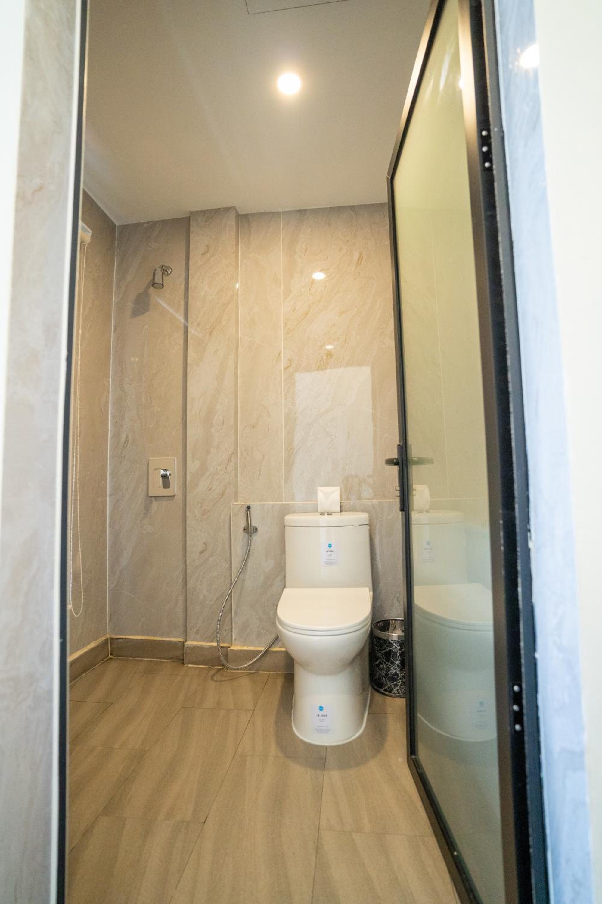 Deluxe King Room - Photo 7