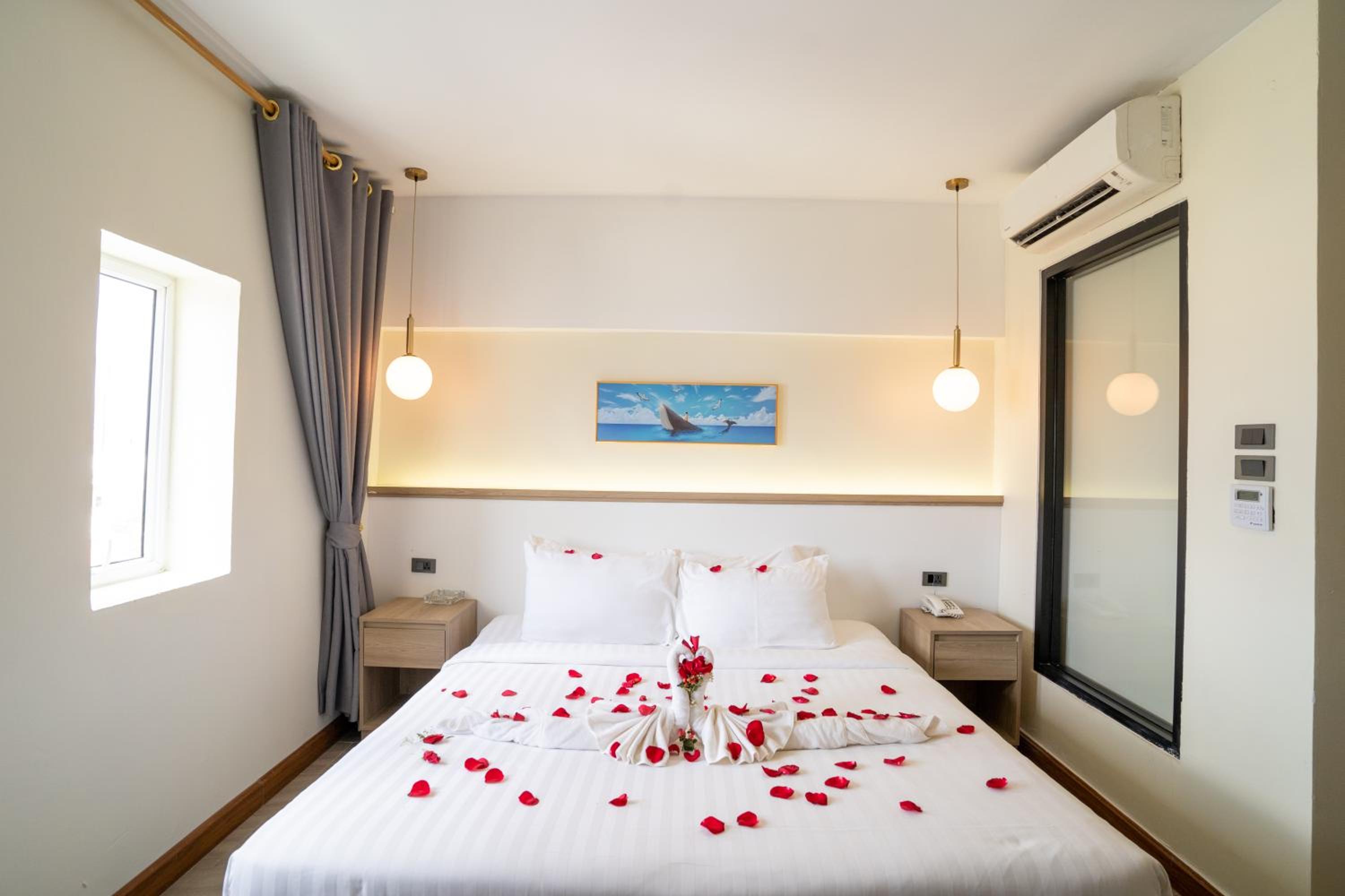 Deluxe King Room - Photo 13