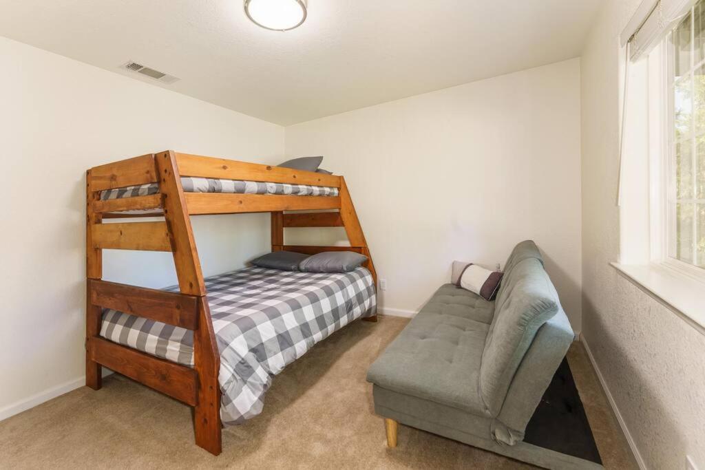 Three-Bedroom House photo 2