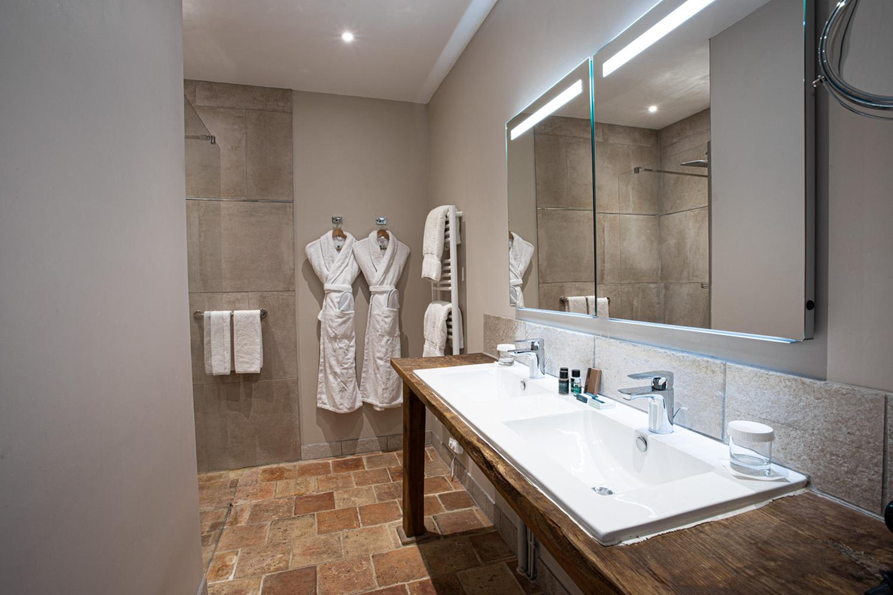 Deluxe Double Room with Sea View - Photo 4