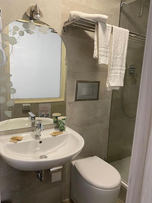 Double Room with Balcony - Photo 11