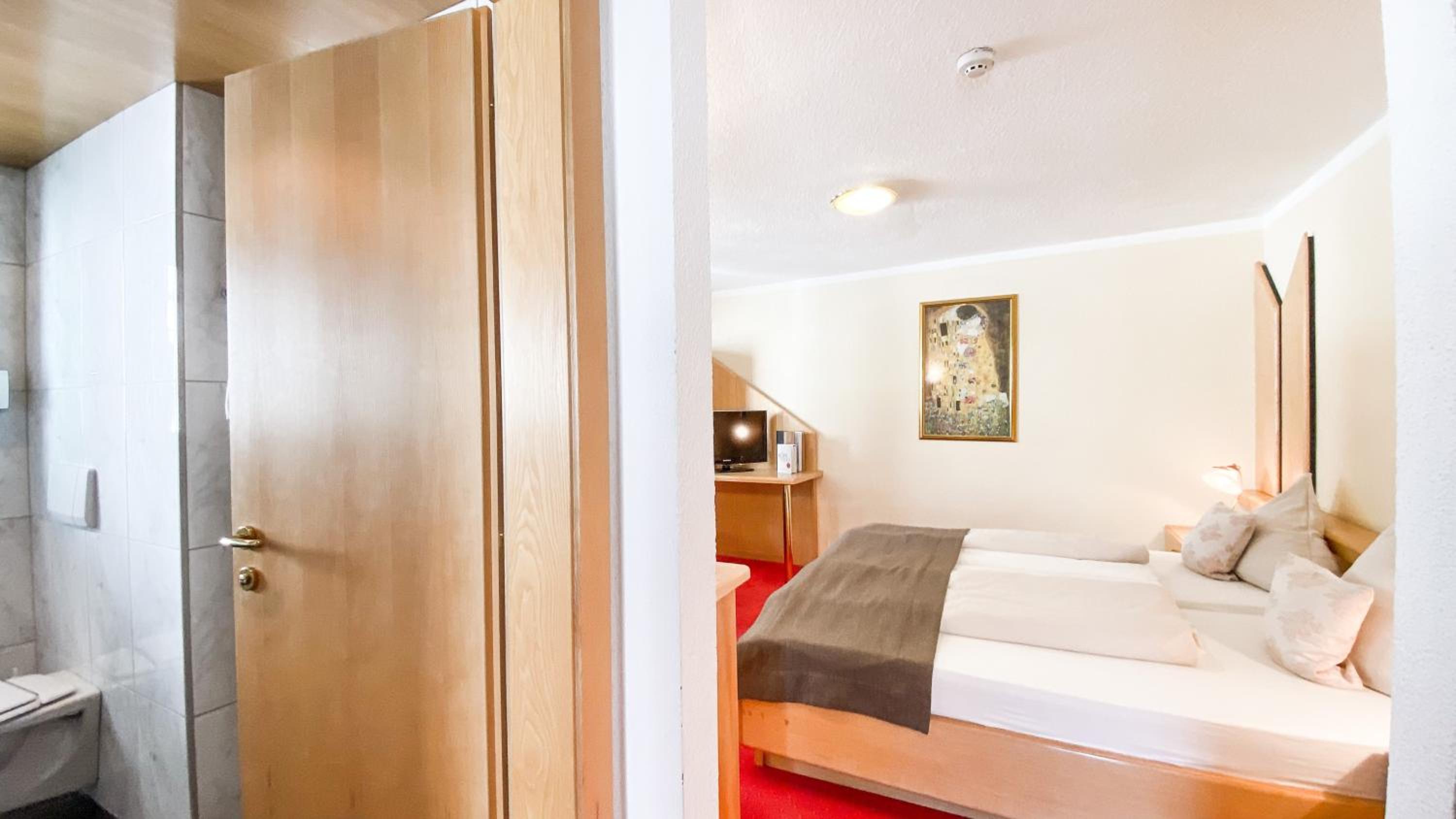 Economy Double Room - Photo 2