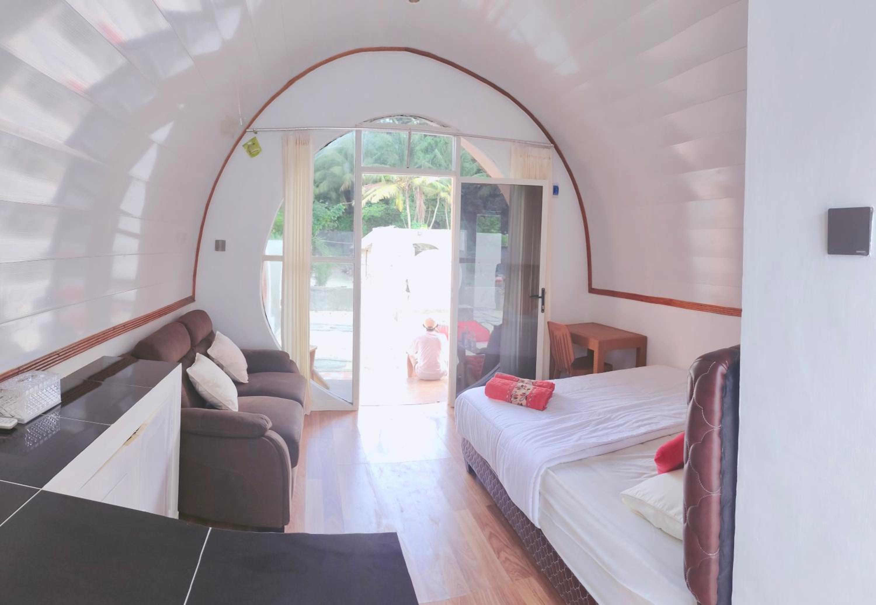 Deluxe Room (2 Adults + 1 Child) - Photo 1