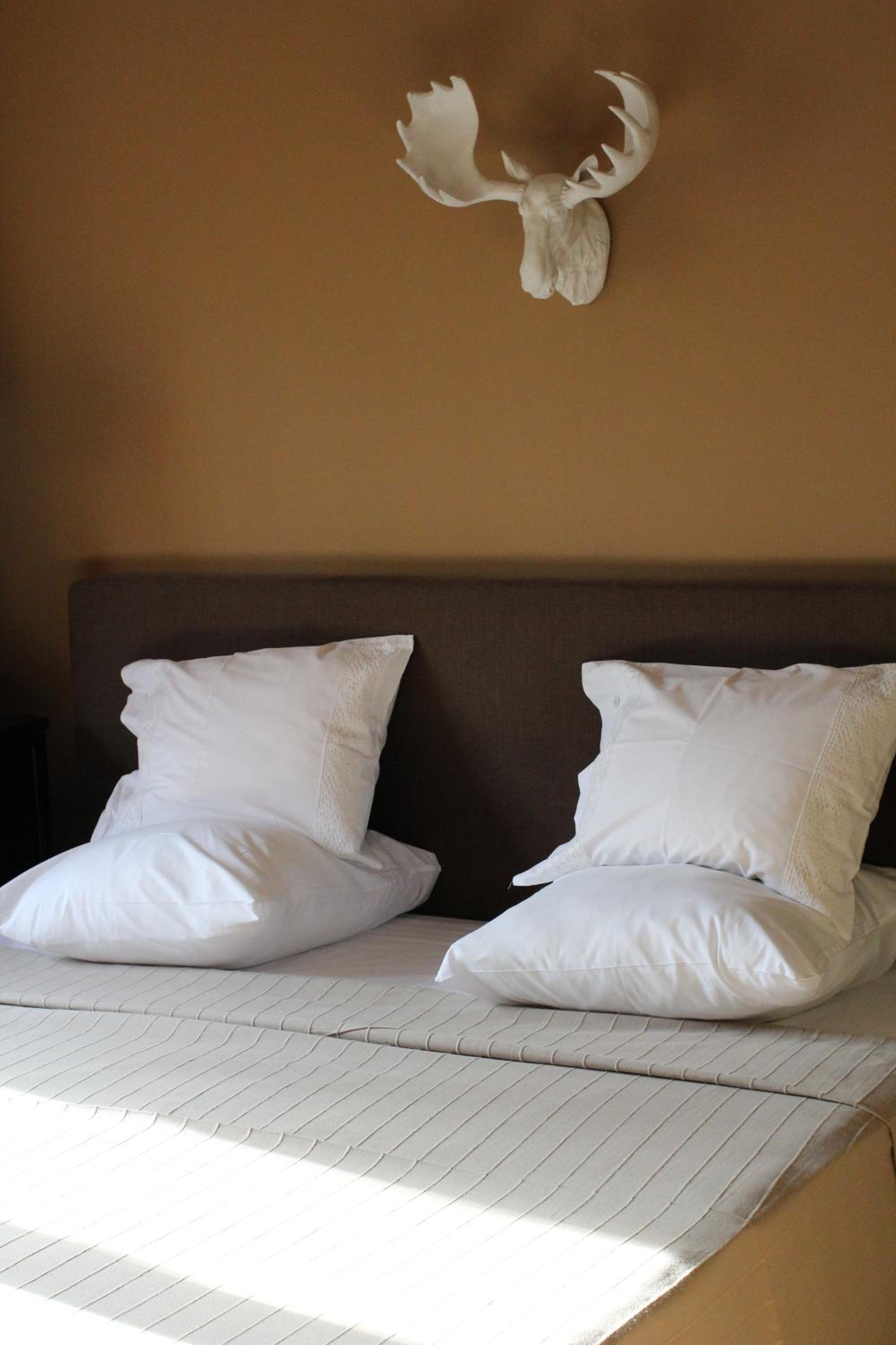 Double Room with Free Secured Parking - Photo 2