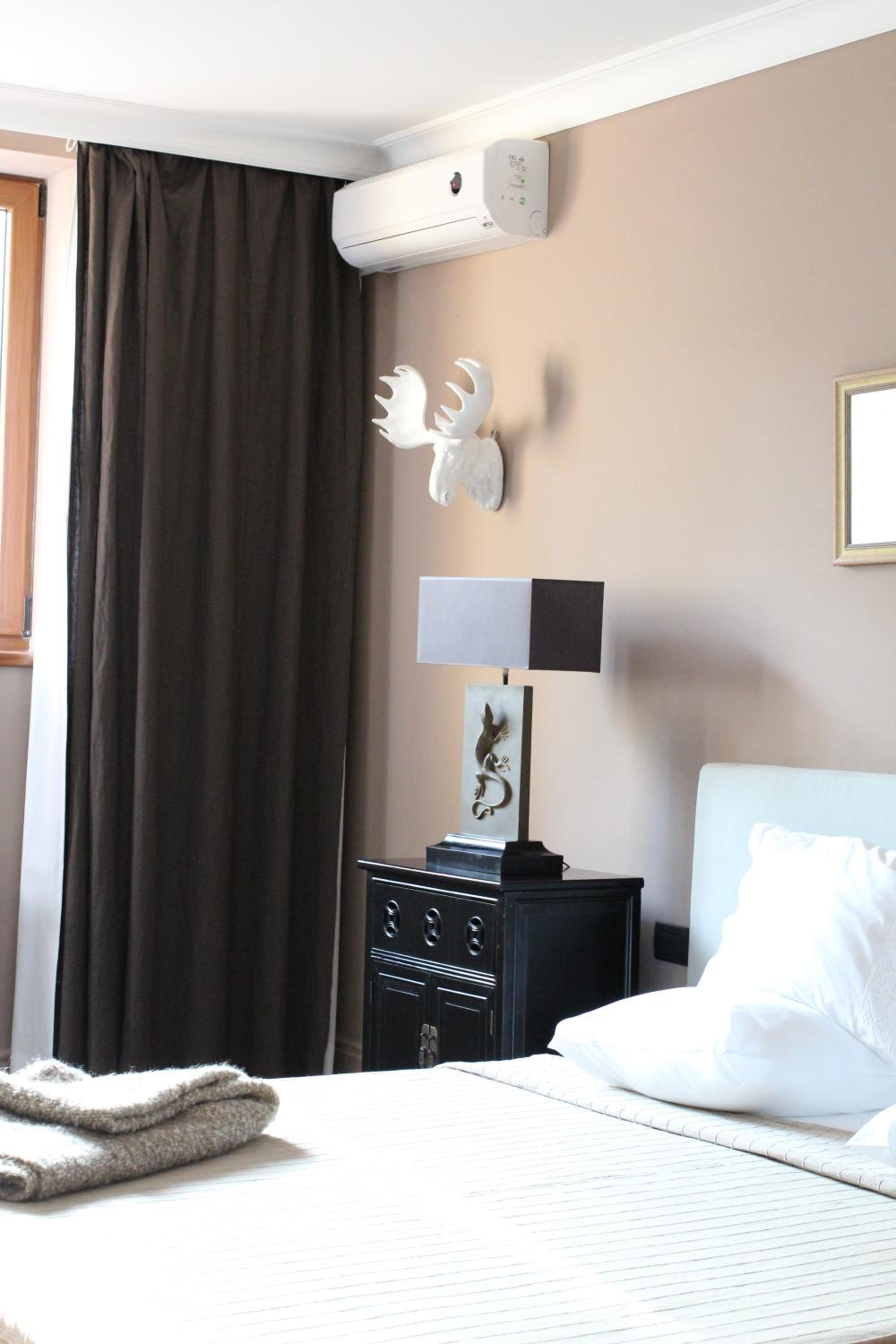 Double Room with Free Secured Parking - Photo 8