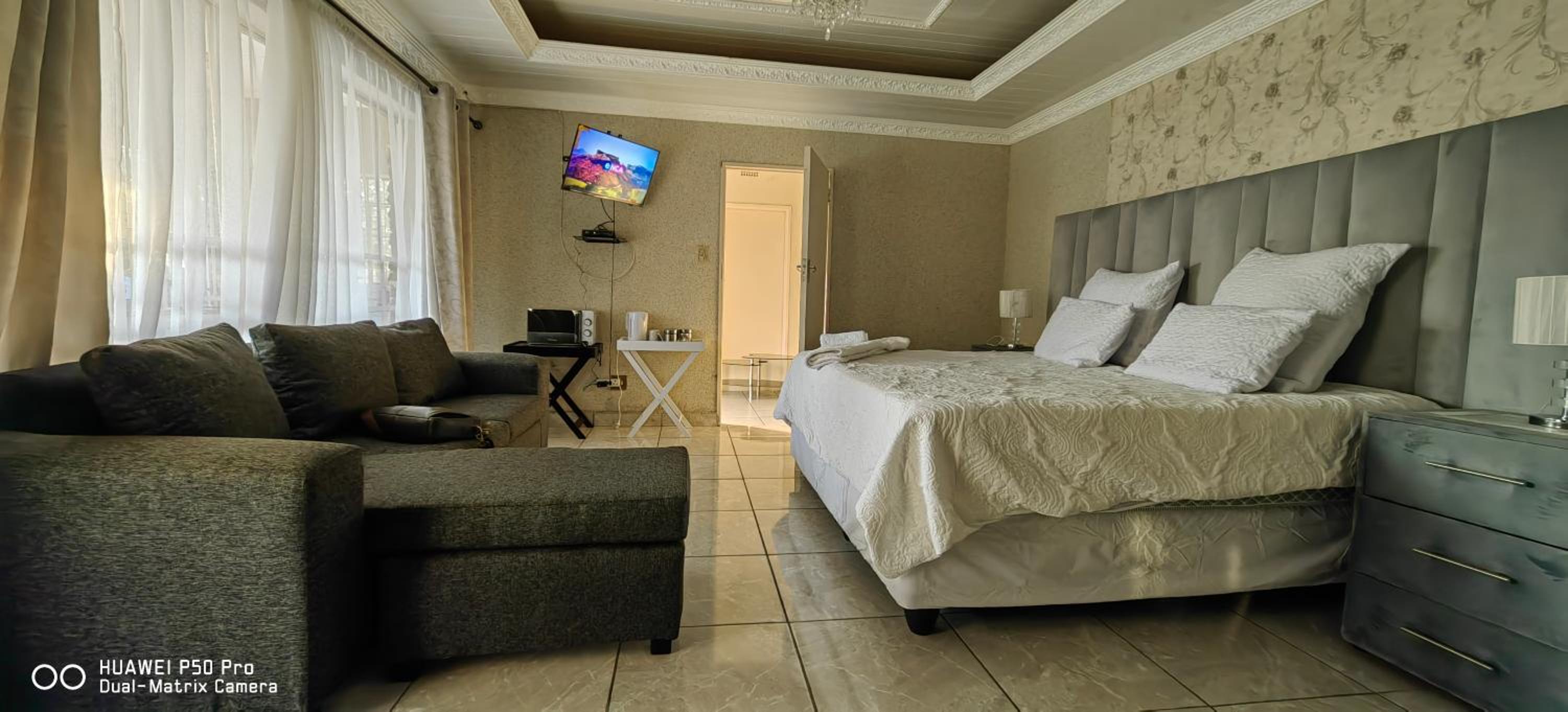 Deluxe King Suite - Photo 2