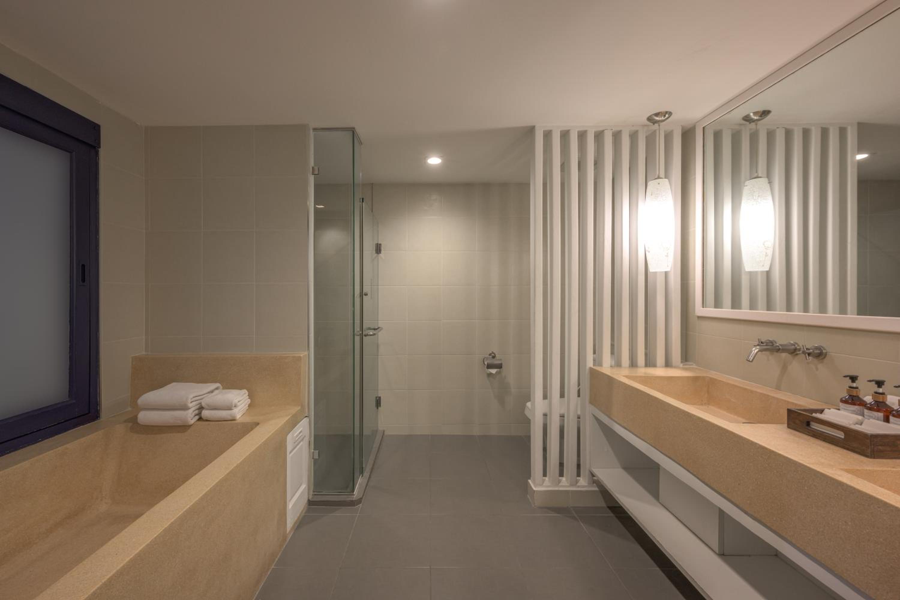 Grand Deluxe 2 Bedroom Family Suite - Photo 7