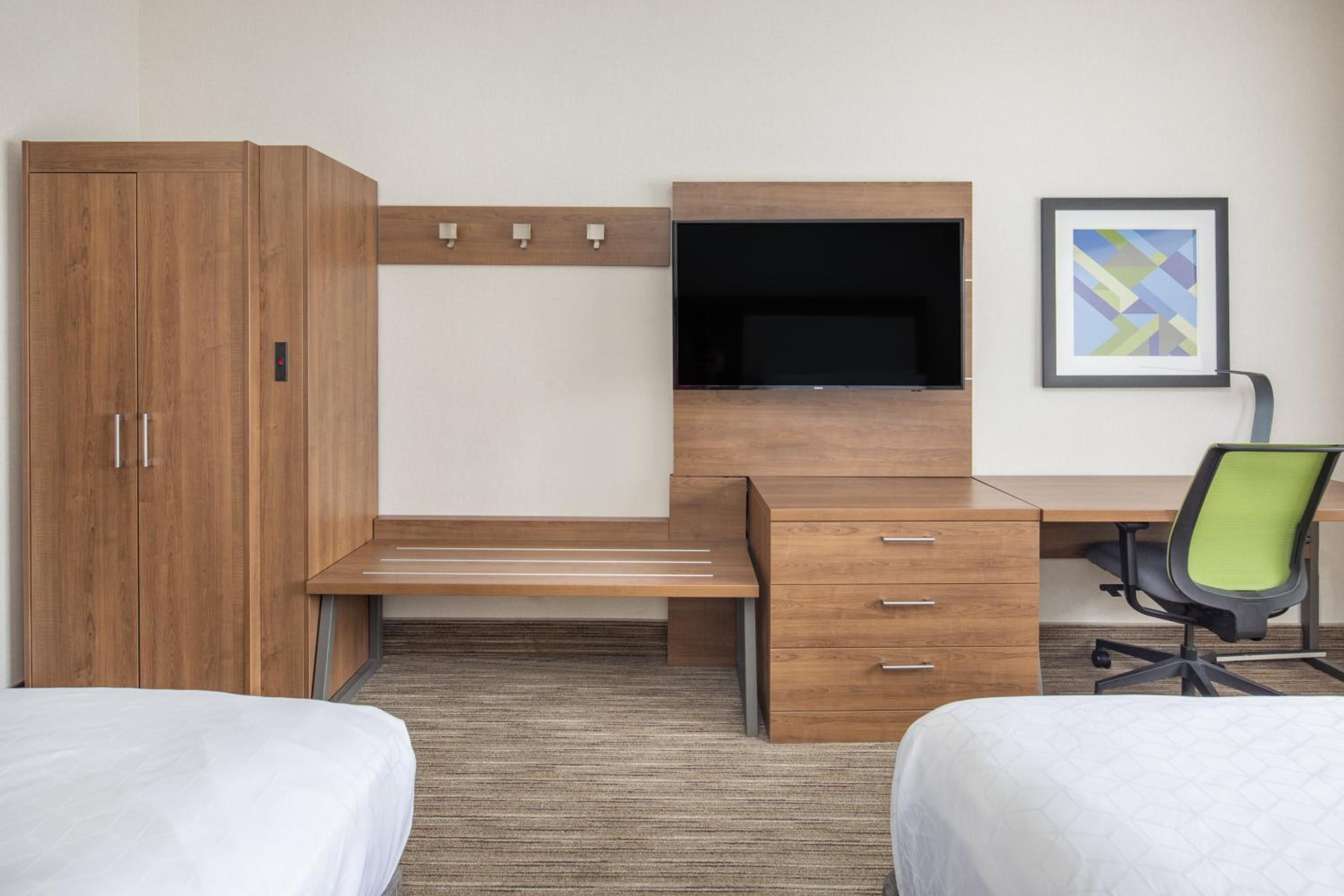 Standard Queen Room with Two Queen Beds - Photo 2