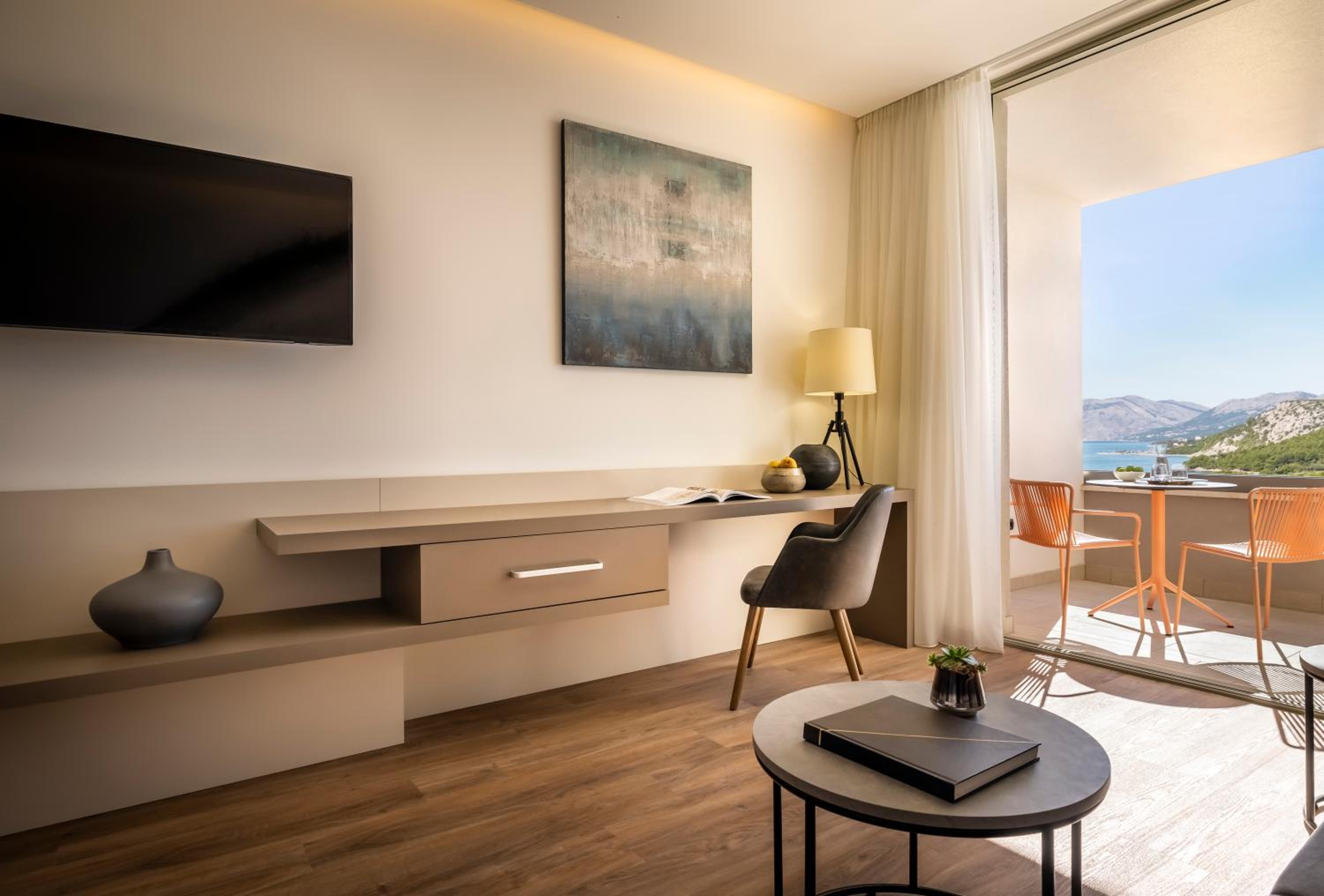  Deluxe Room with balcony and Partial Sea View - Photo 7