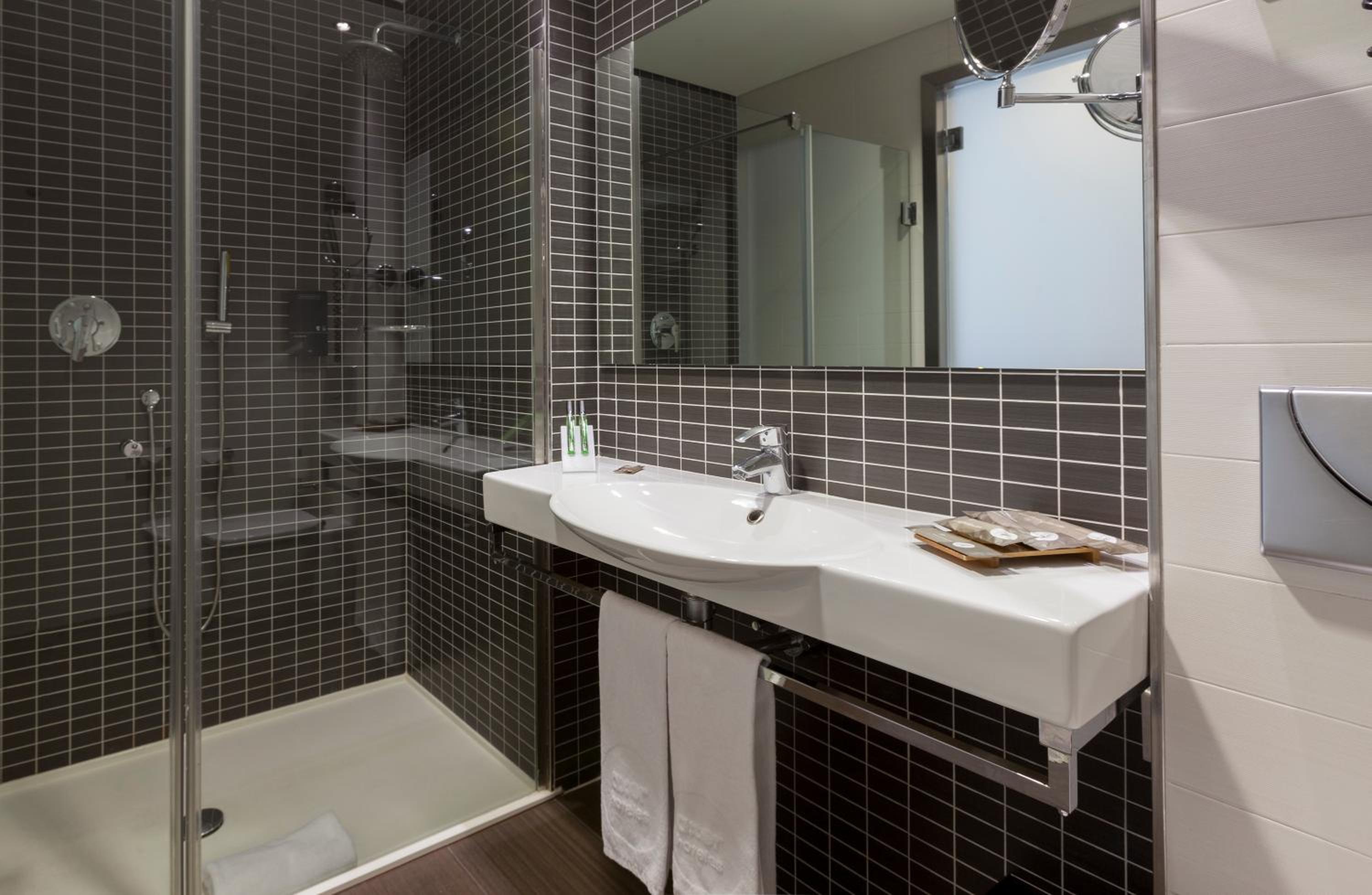  Executive Double or Twin Room with free airport shuttle - Photo 19