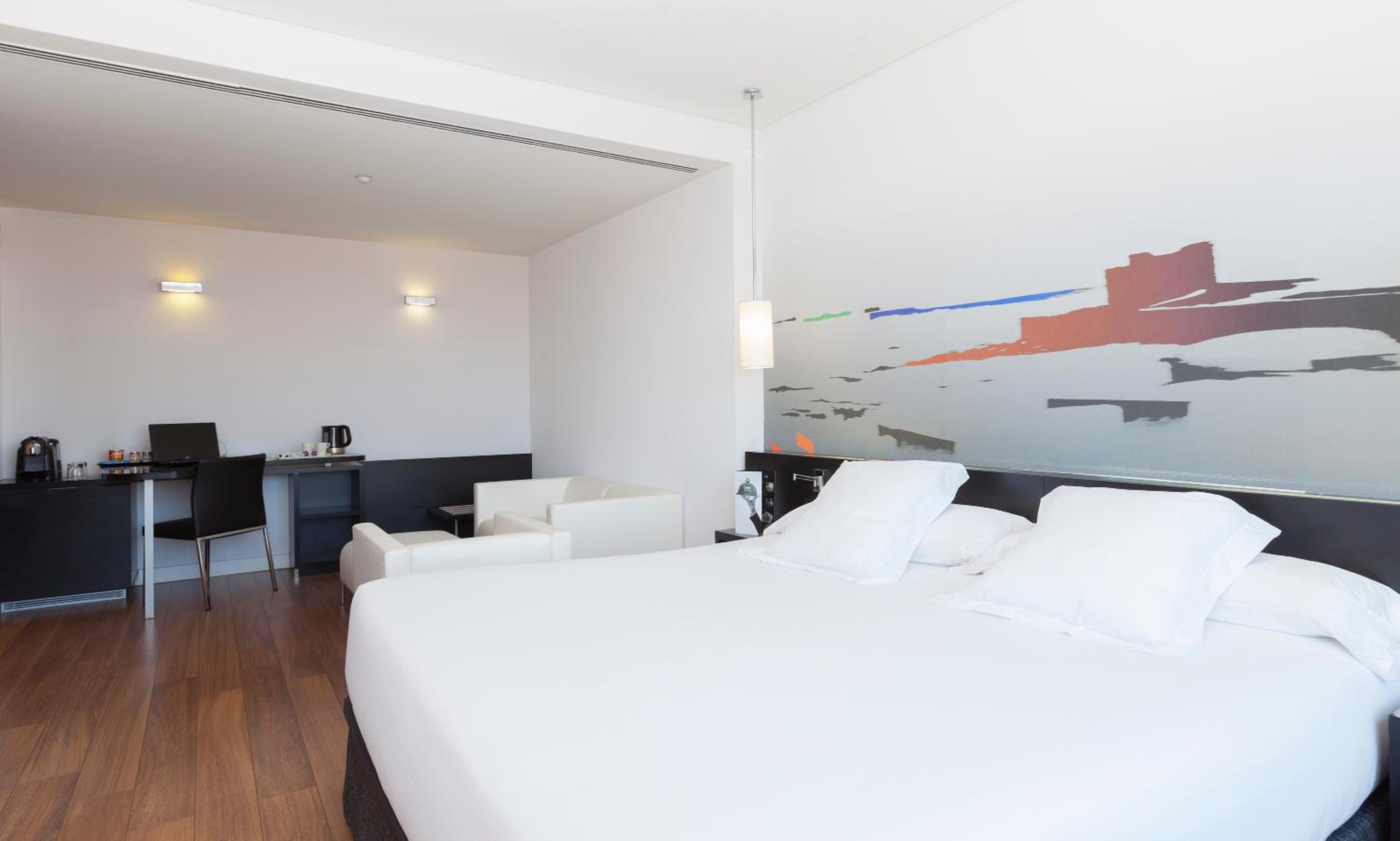  Executive Double or Twin Room with free airport shuttle - Photo 1