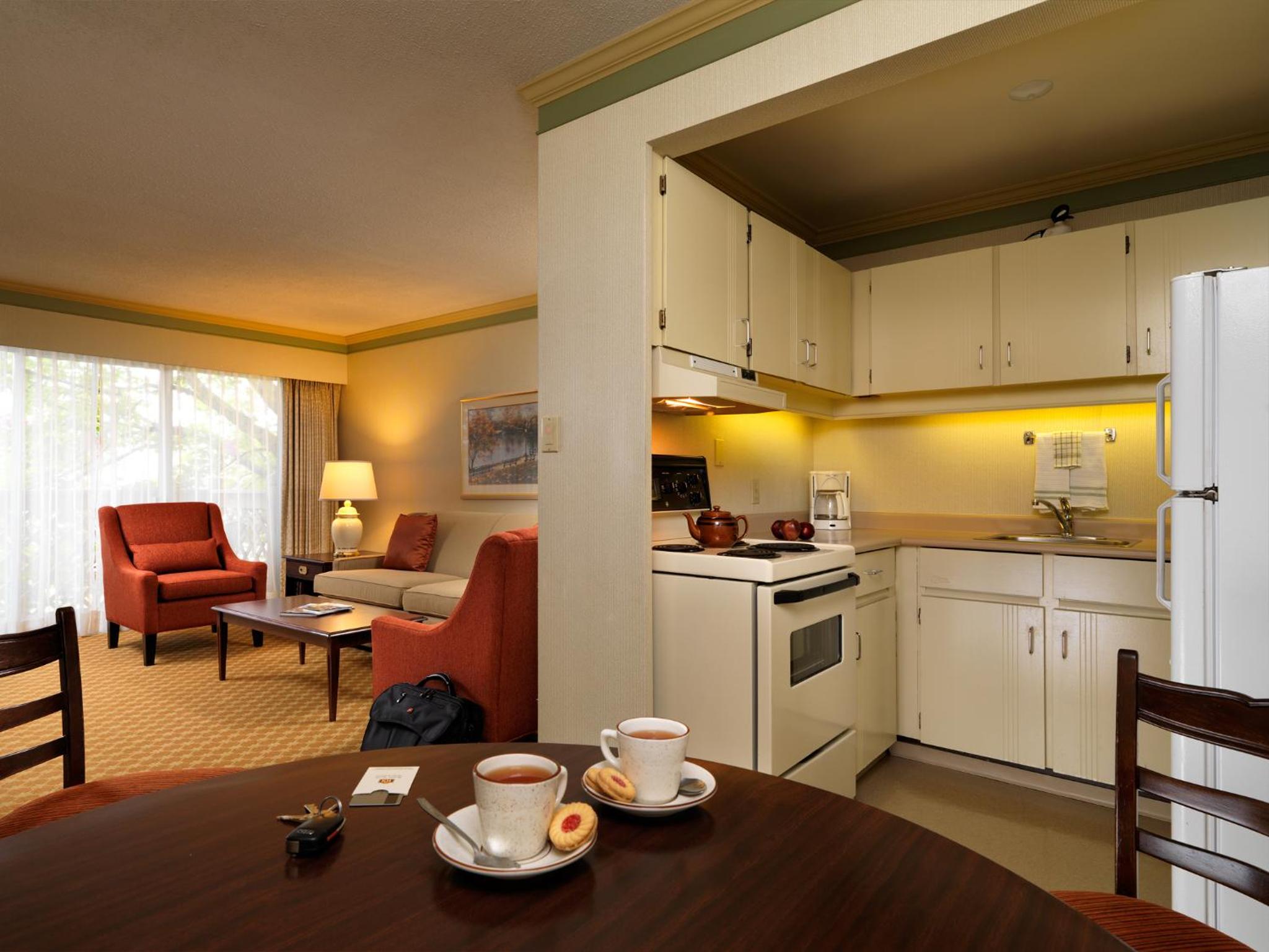 One-Bedroom Suite - Photo 6