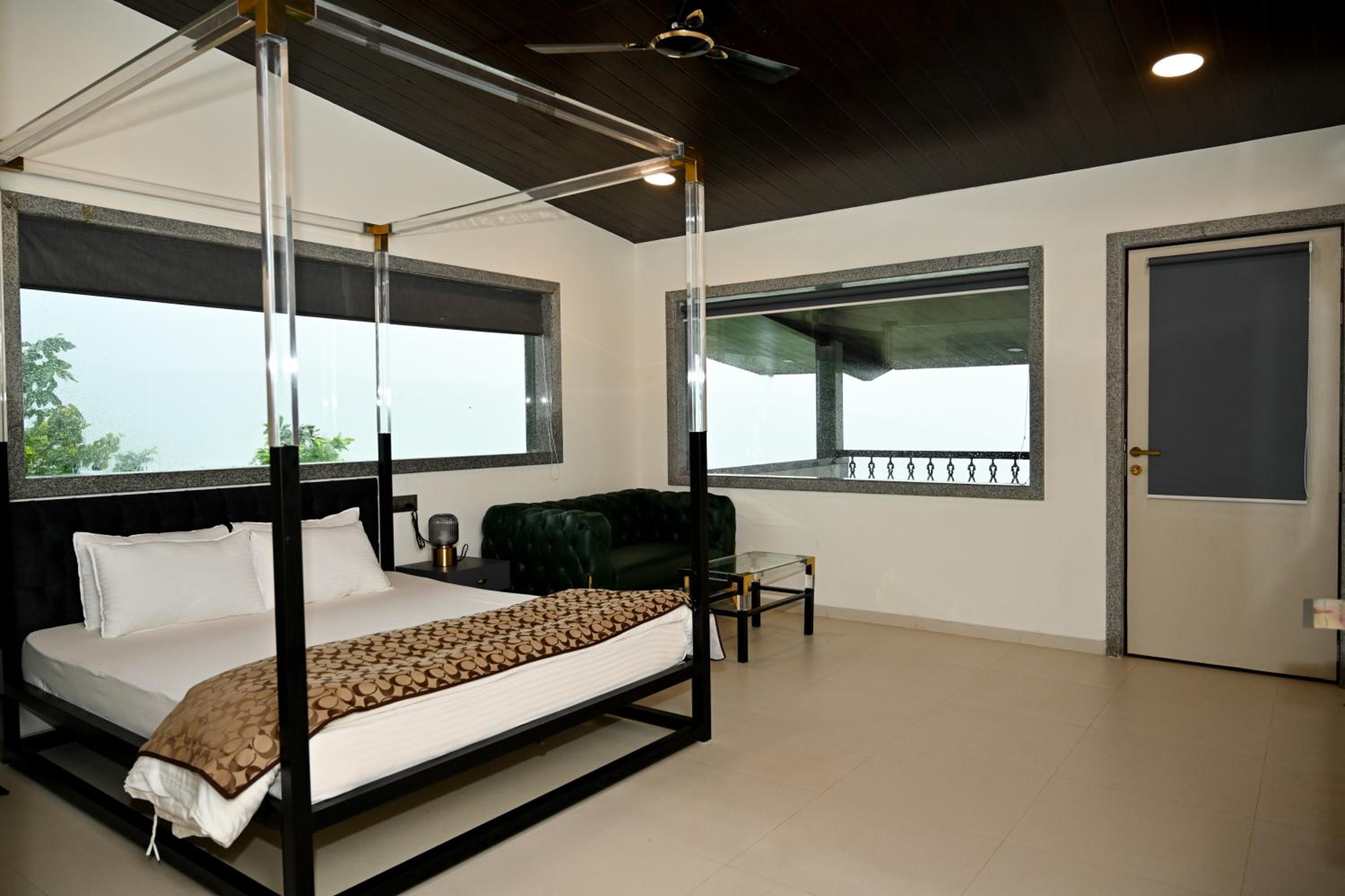 Sapphire Cottage Premium - No Stags Allowed - Photo 1