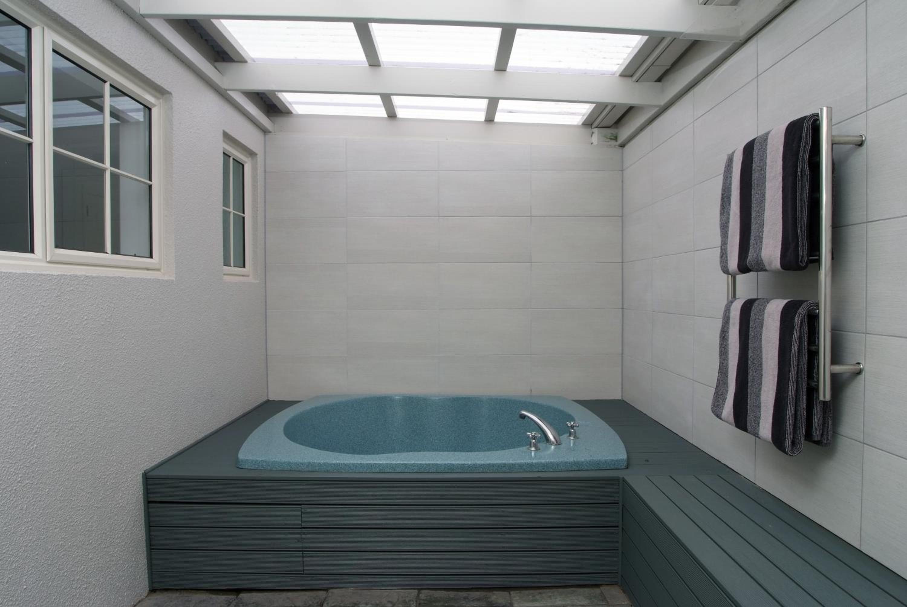 Executive One Bedroom Suite with Spa Pool - Photo 3