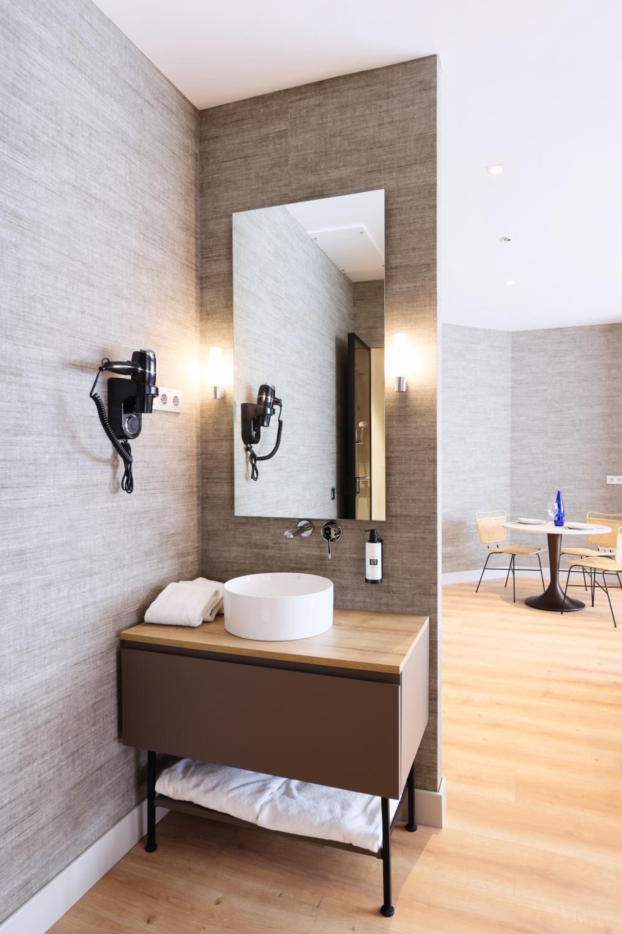 One-Bedroom Apartment - Photo 7
