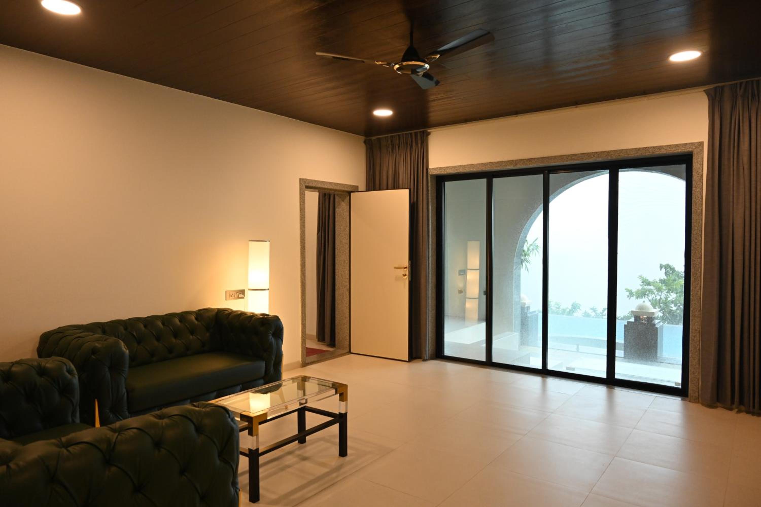 Sapphire Royal Suite - No Stags Allowed - Photo 9