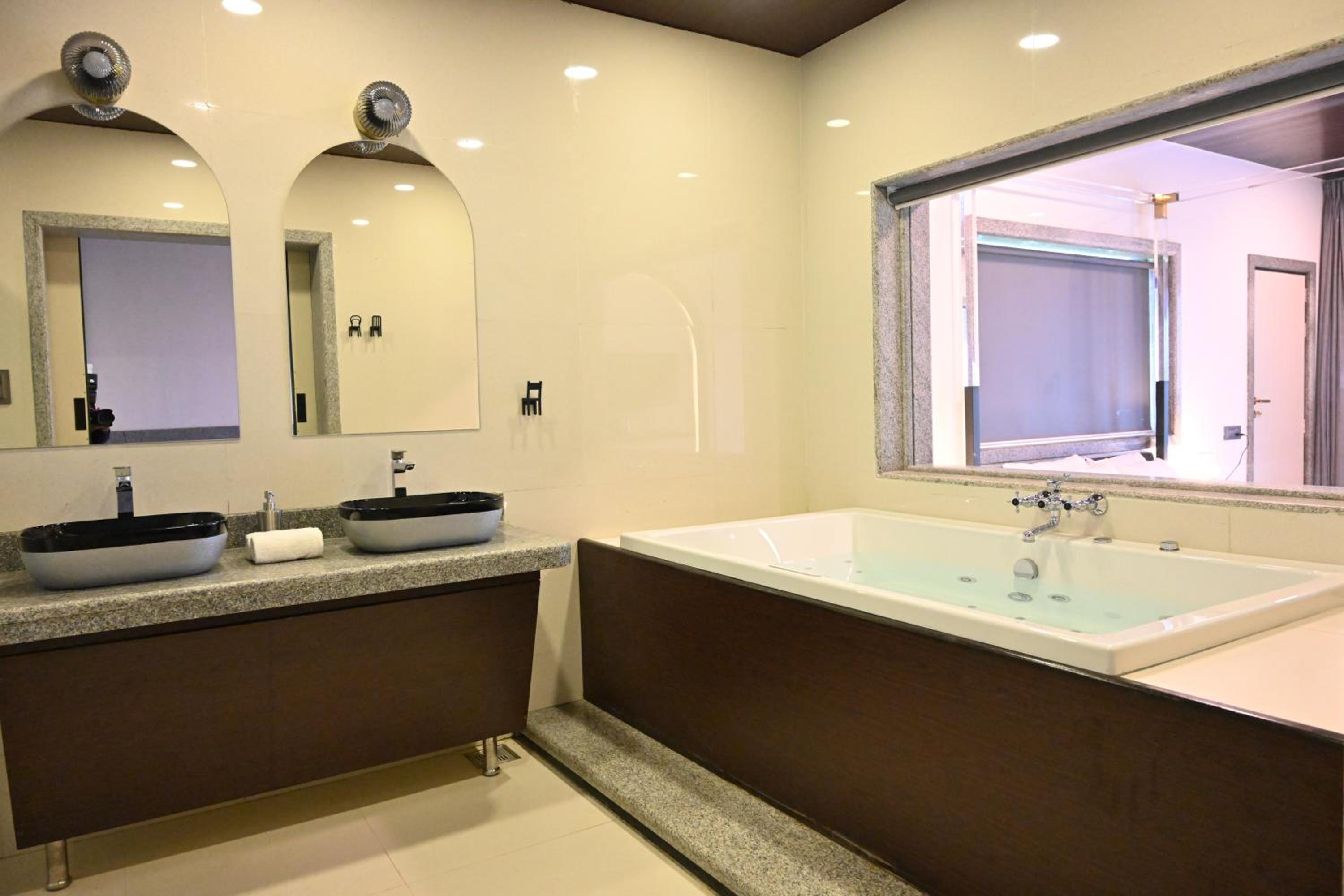 Sapphire Royal Suite - No Stags Allowed - Photo 6