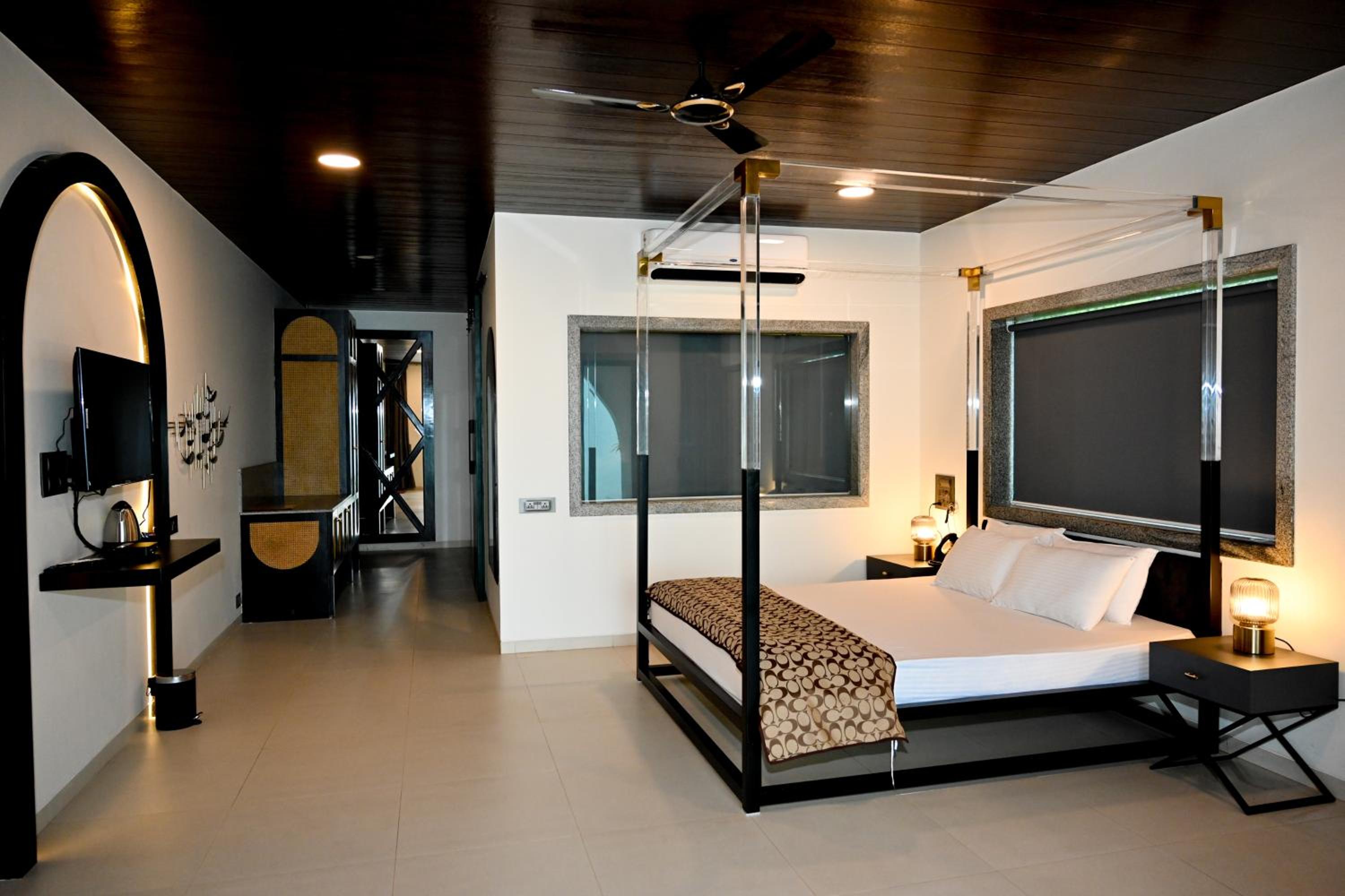 Sapphire Royal Suite - No Stags Allowed - Photo 5
