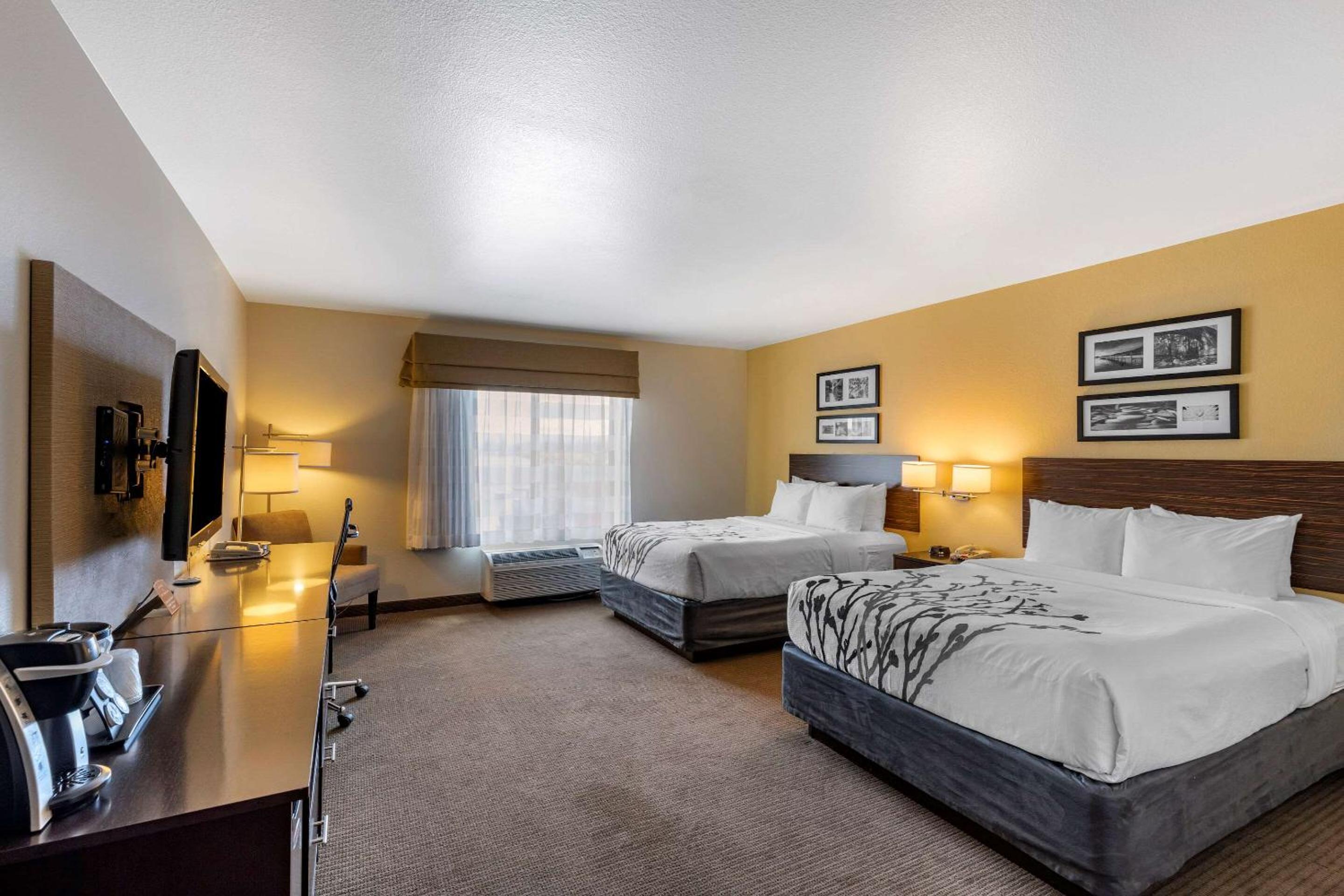 Queen Room with Two Queen Beds and Tub - Accessible/Non-Smoking - Photo 2