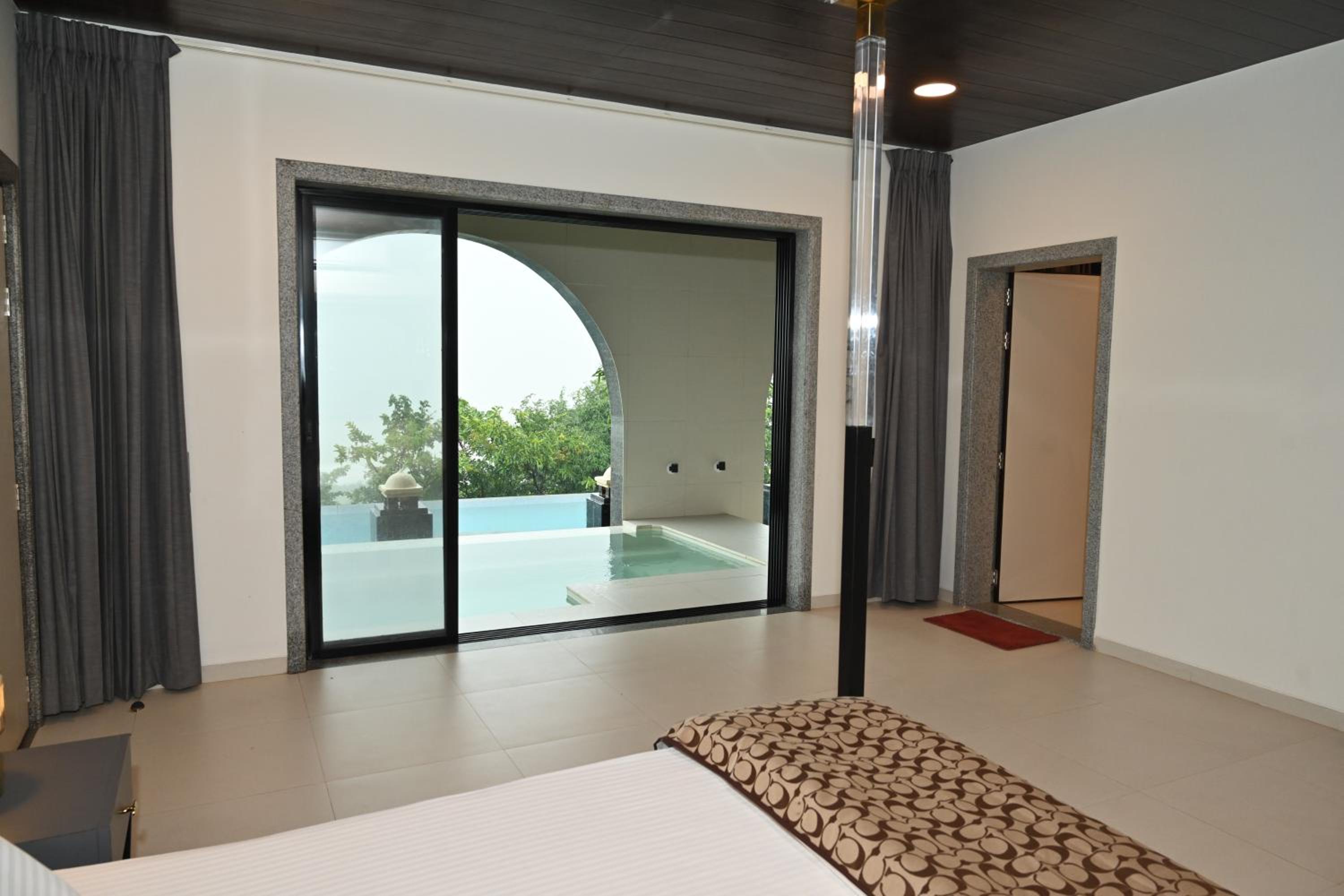Sapphire Royal Suite - No Stags Allowed - Photo 4