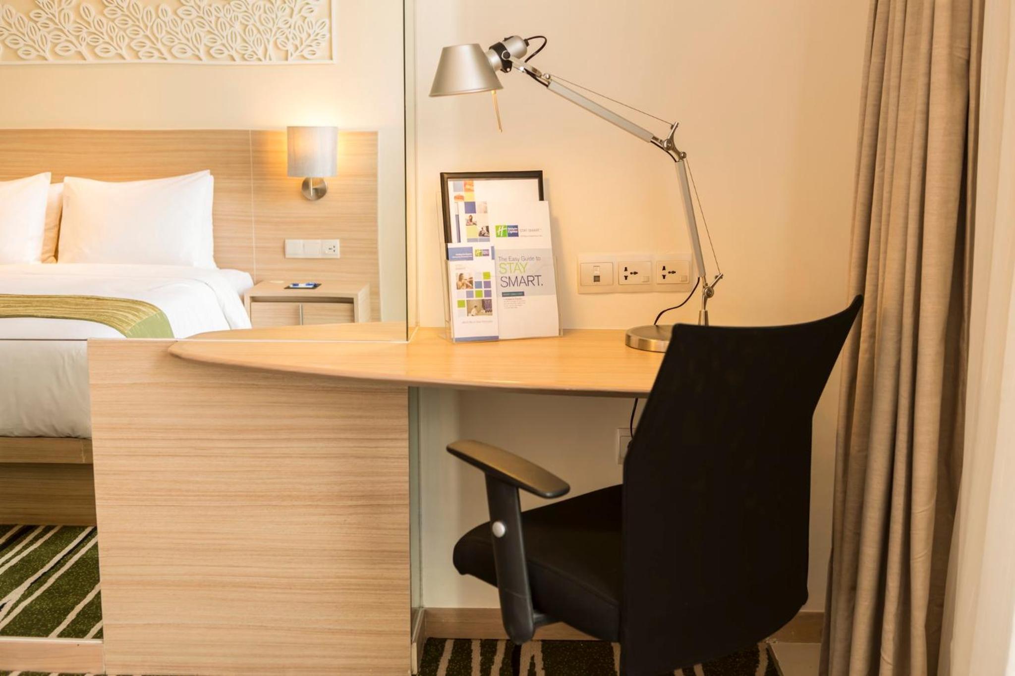 Standard Queen Room with City View - Free Breakfast photo 3