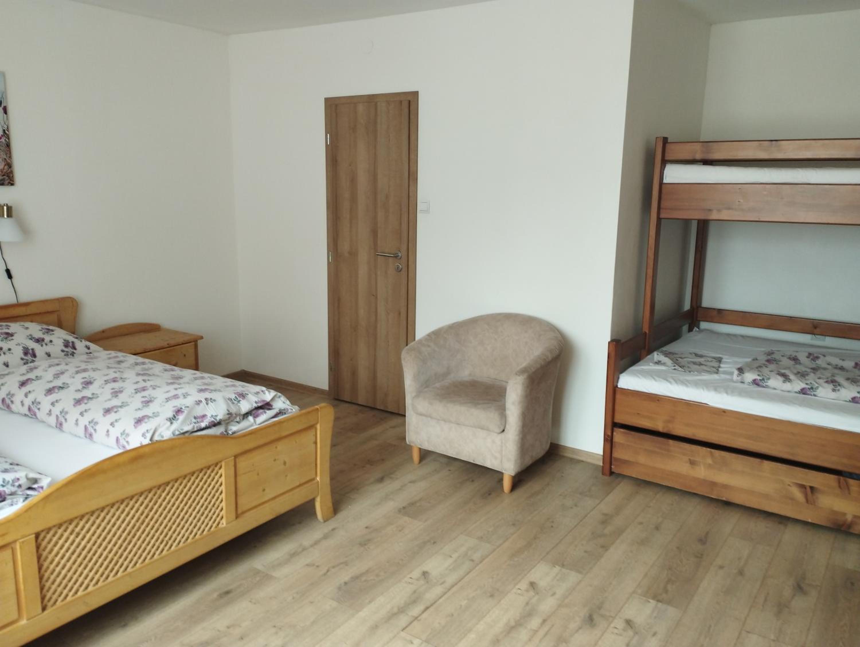 Quadruple Room with Bathroom - Photo 3