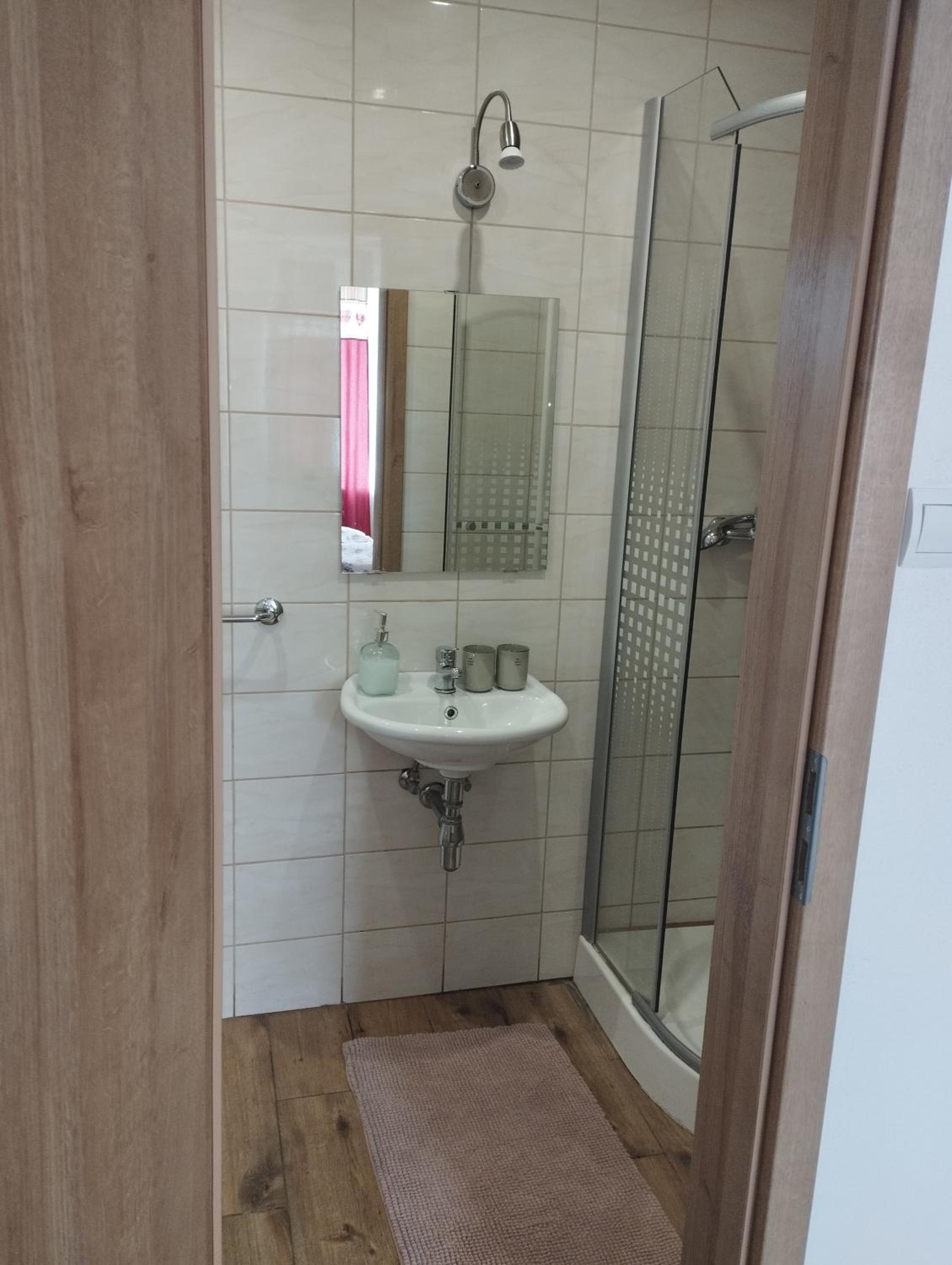 Quadruple Room with Bathroom - Photo 4